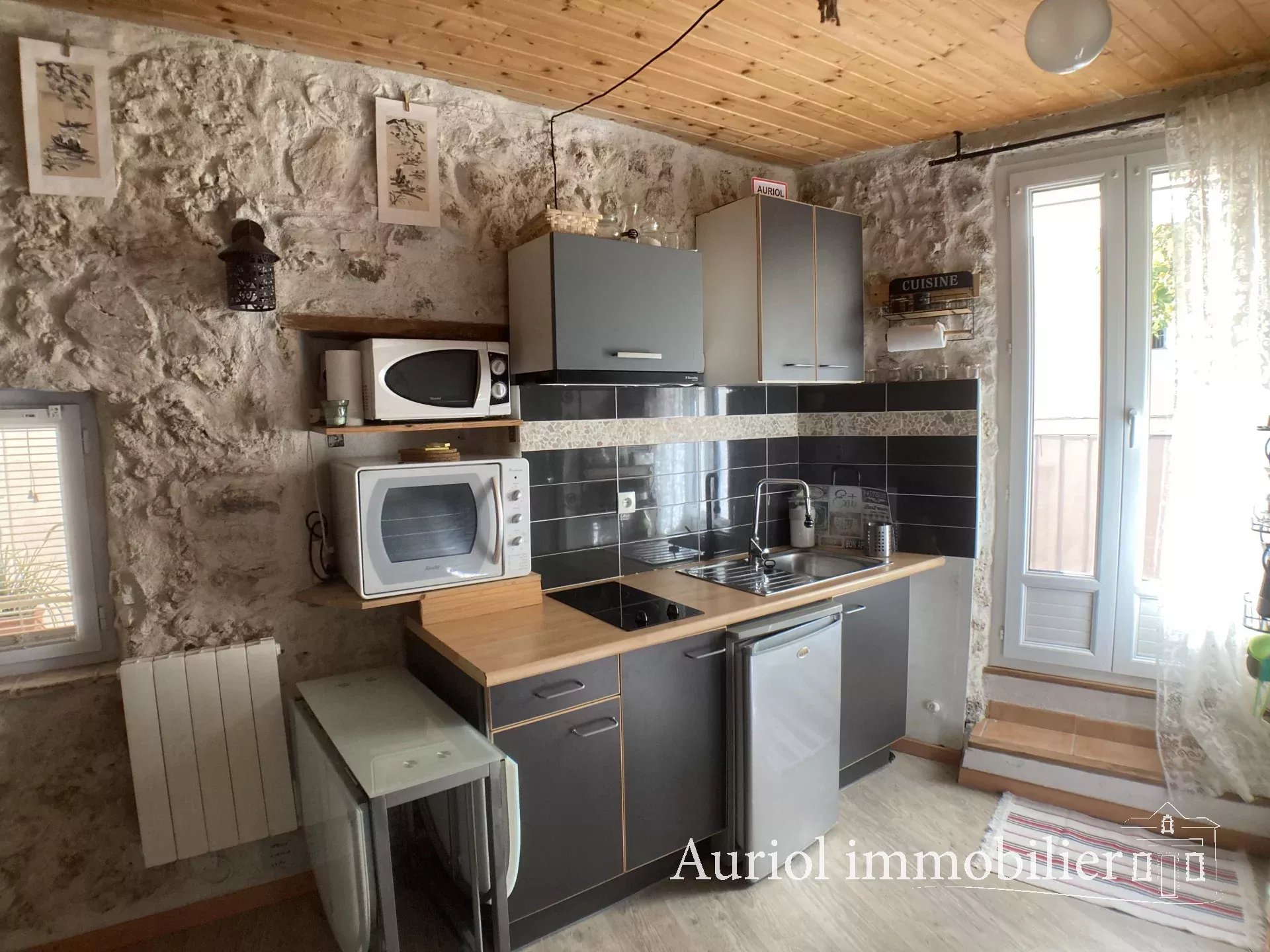 AURIOL - Studio meublé avec balcon - Parfait état