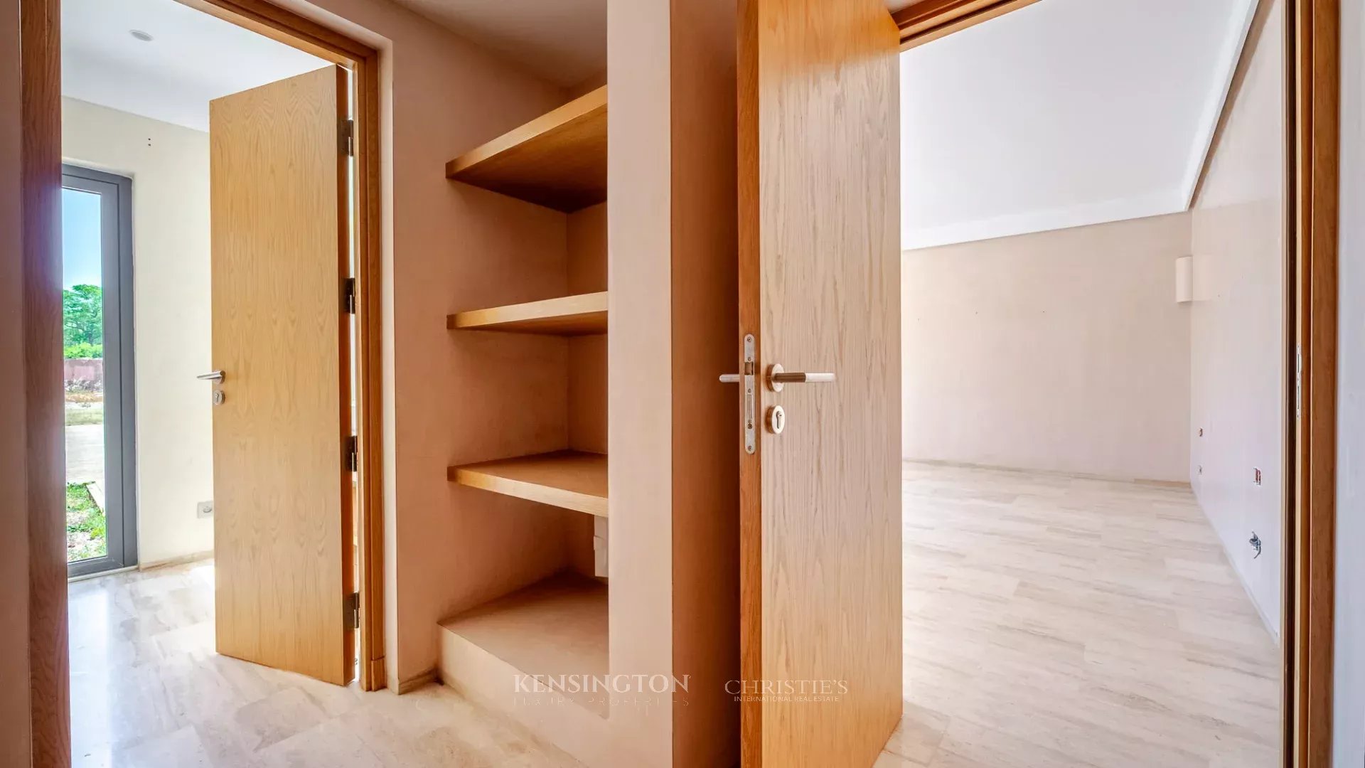 6 Bedroom Villa/Townhouse's Image 8