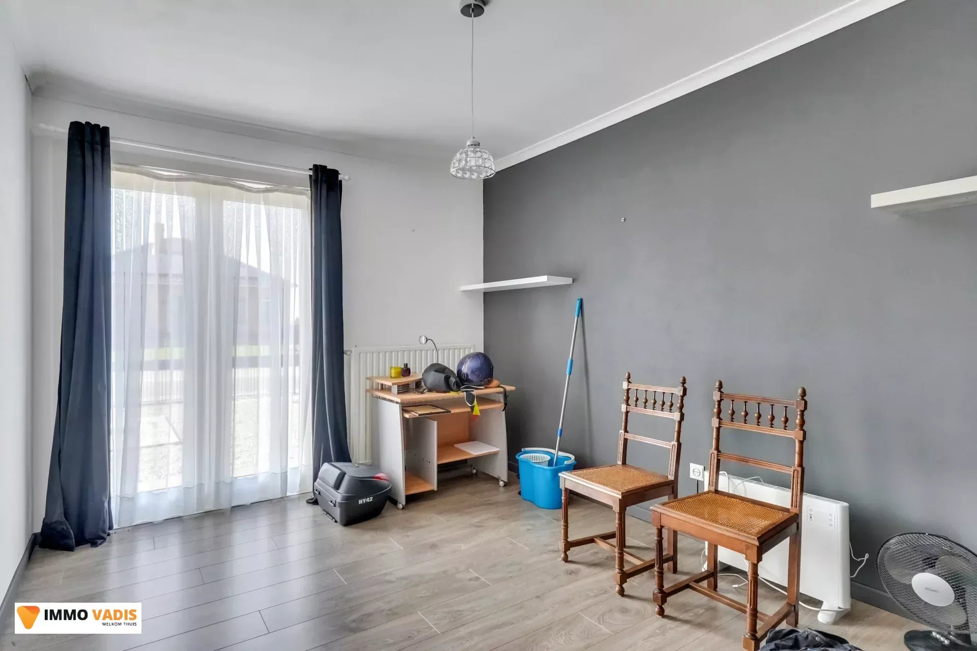 Te koop op lijfrente - Comfortabele villa met drie slaapkamers, twee garages en een magazijn.