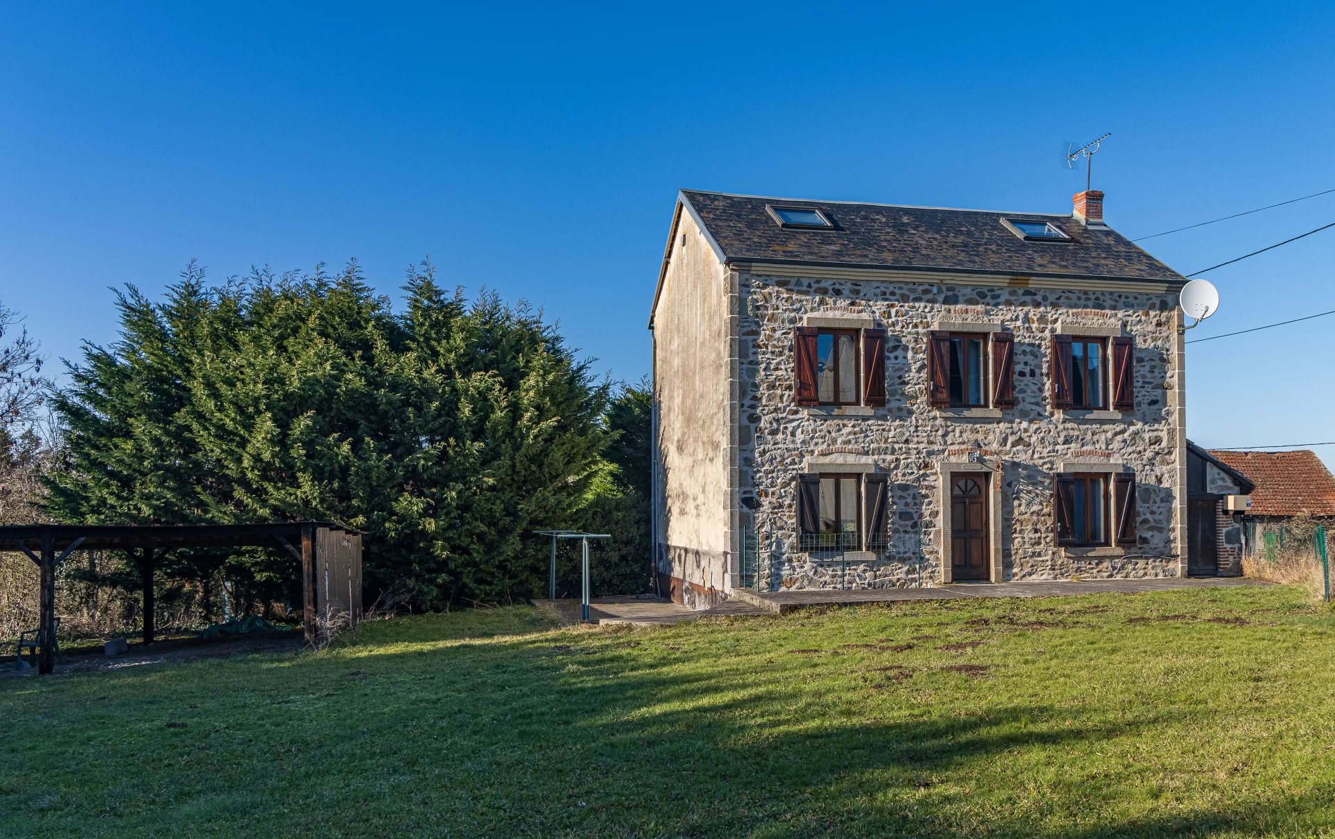 A vendre dans le Puy de Dôme maison avec grange et jardin.