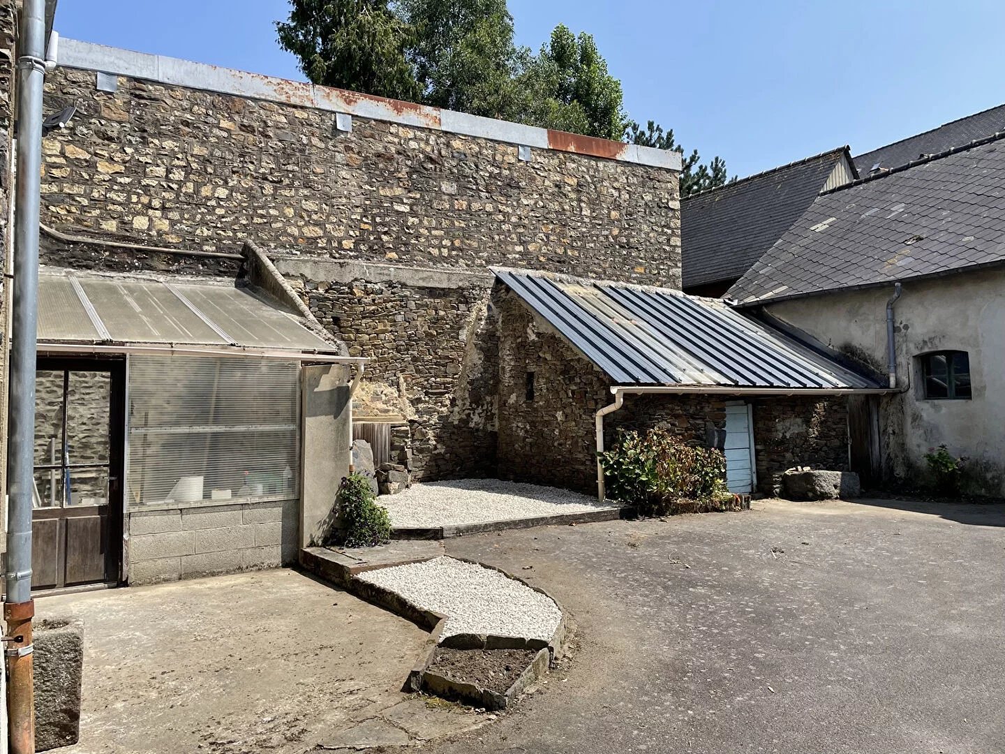 A LOUER - DOL DE BRETAGNE - MAISON - T4 - 82 m² - TROIS CHAMBRES - COUR COMMUNE - GARAGE