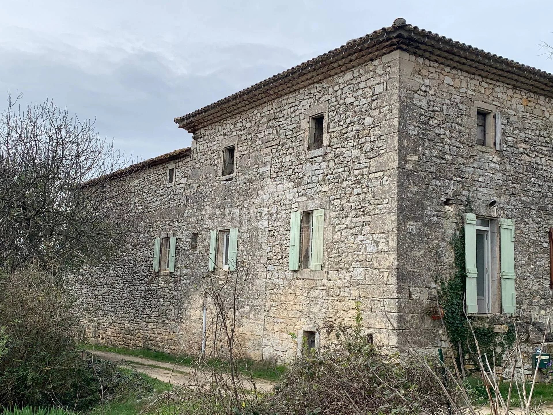 Très belle demeure dans un cadre reposant en campagne, et seulement à 5 minutes du village.