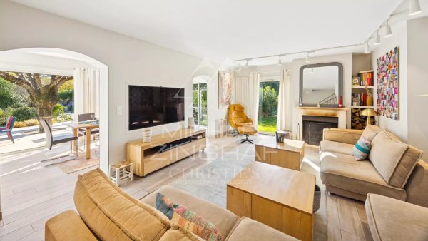 Refined Villa with 8 Suites and Extensive Leisure Facilities — photo 2