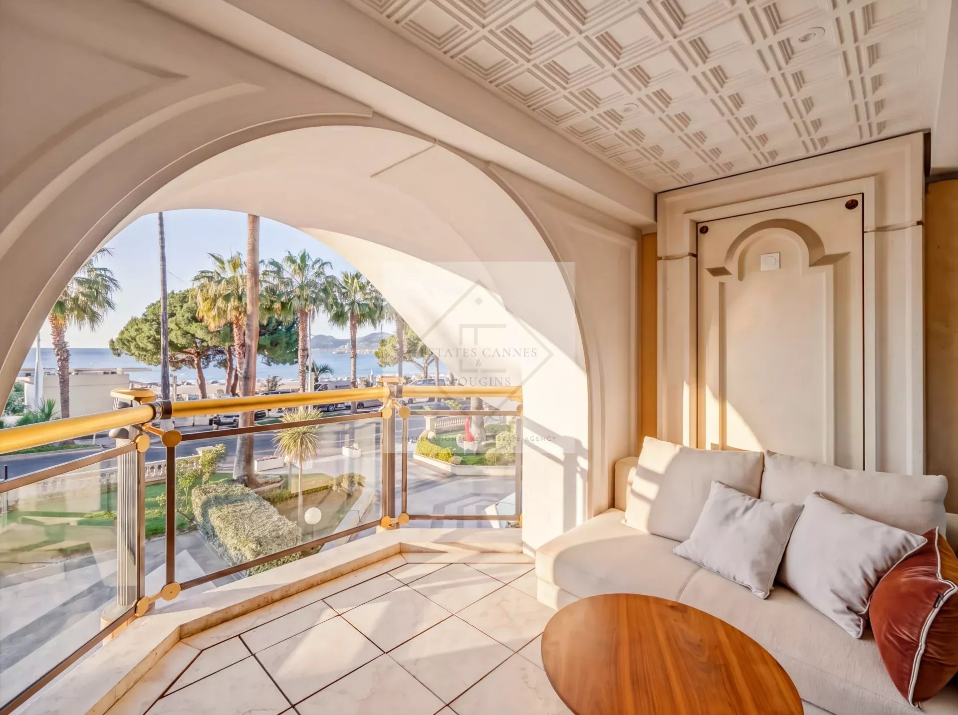 Cannes – Croisette : Appartement d’exception dans résidence historique avec vue mer panoramique — photo 2