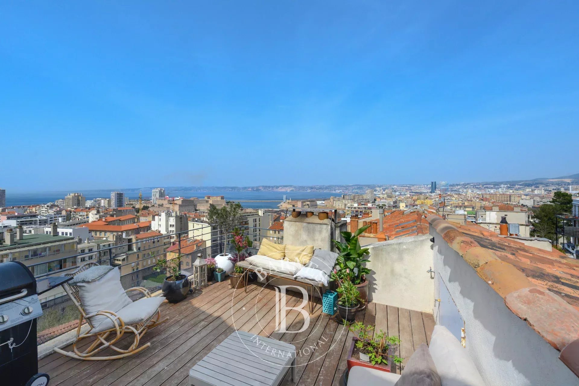 For sale - Marseille 7 - Saint-Victor - apartment with a rooftop terrace - breathtaking sea view