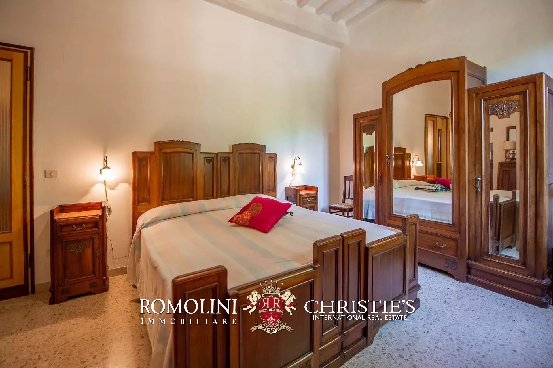 6 Bedroom Villa/Townhouse's Image 38