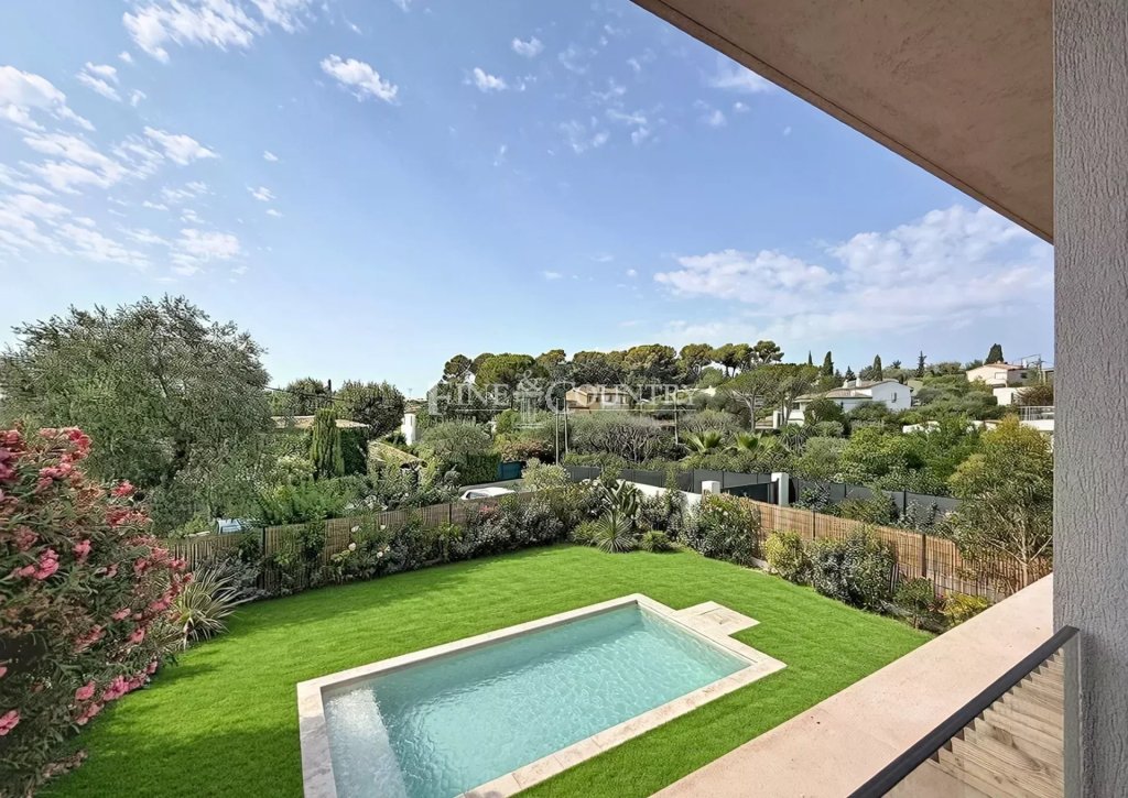 Villa for sale in Mougins — Villa for sale in Mougins in quiet area near school