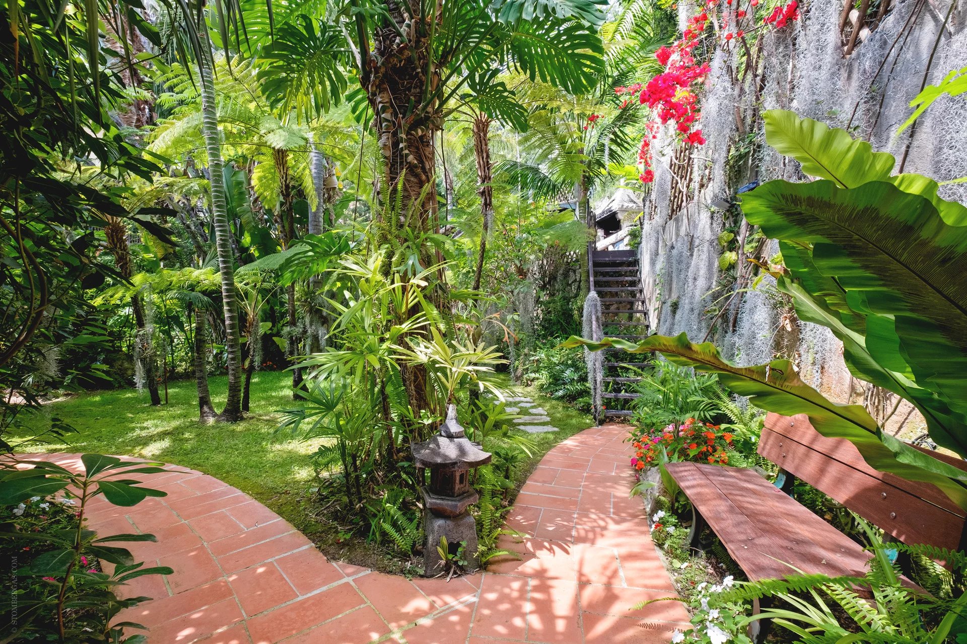 Magnificent property in an exotic garden