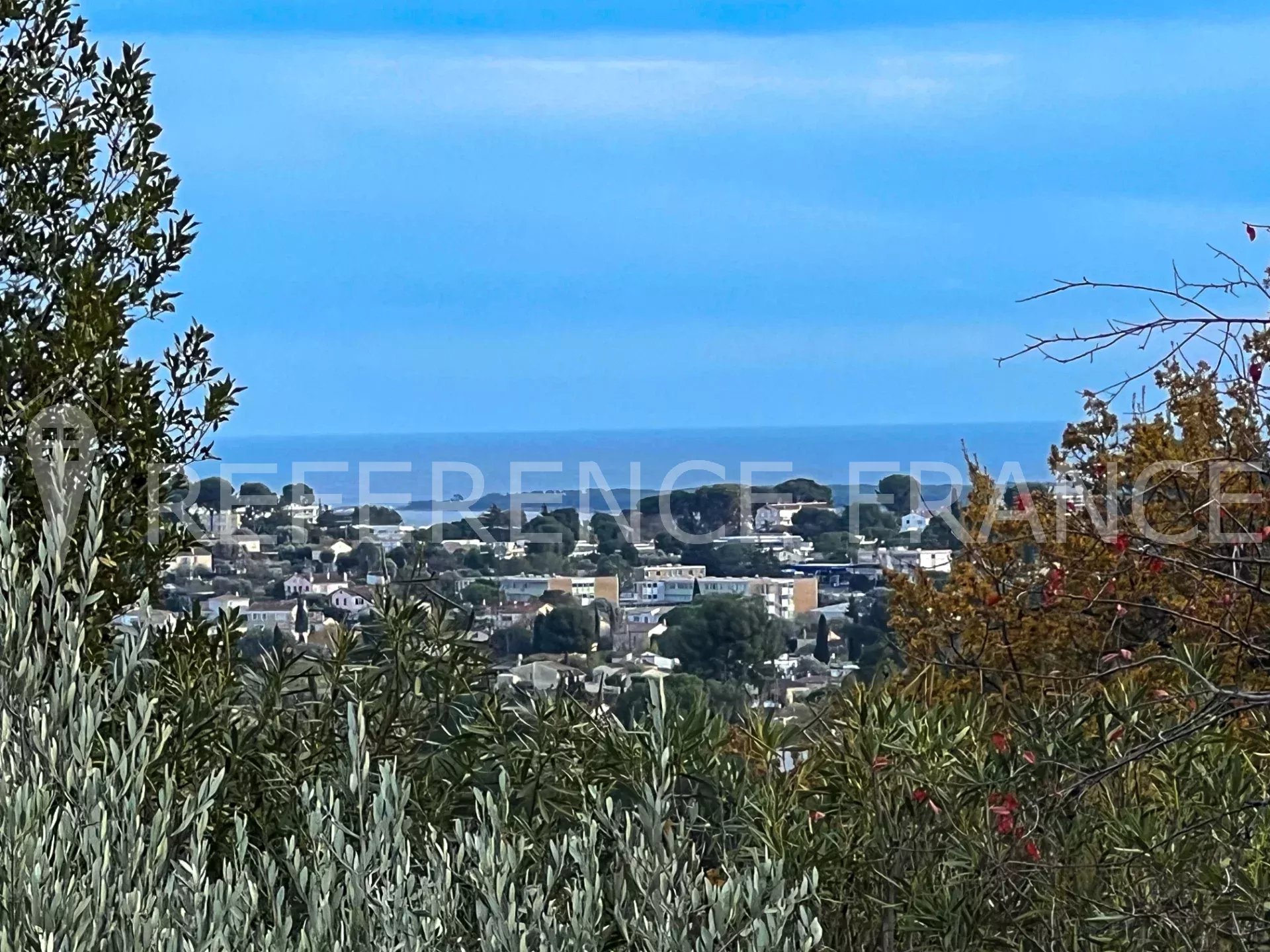 VILLA A RENOVER AU CALME AVEC VUE SUR LE VIEUX VILLAGE ET LA MER