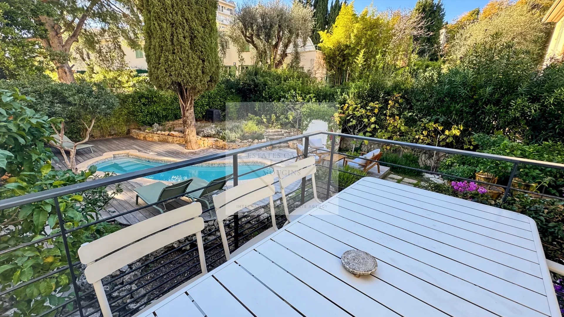 Emplacement Privilégié au Cœur de Cannes : Maison de Ville avec Piscine et Stationnement Privatif — photo 4