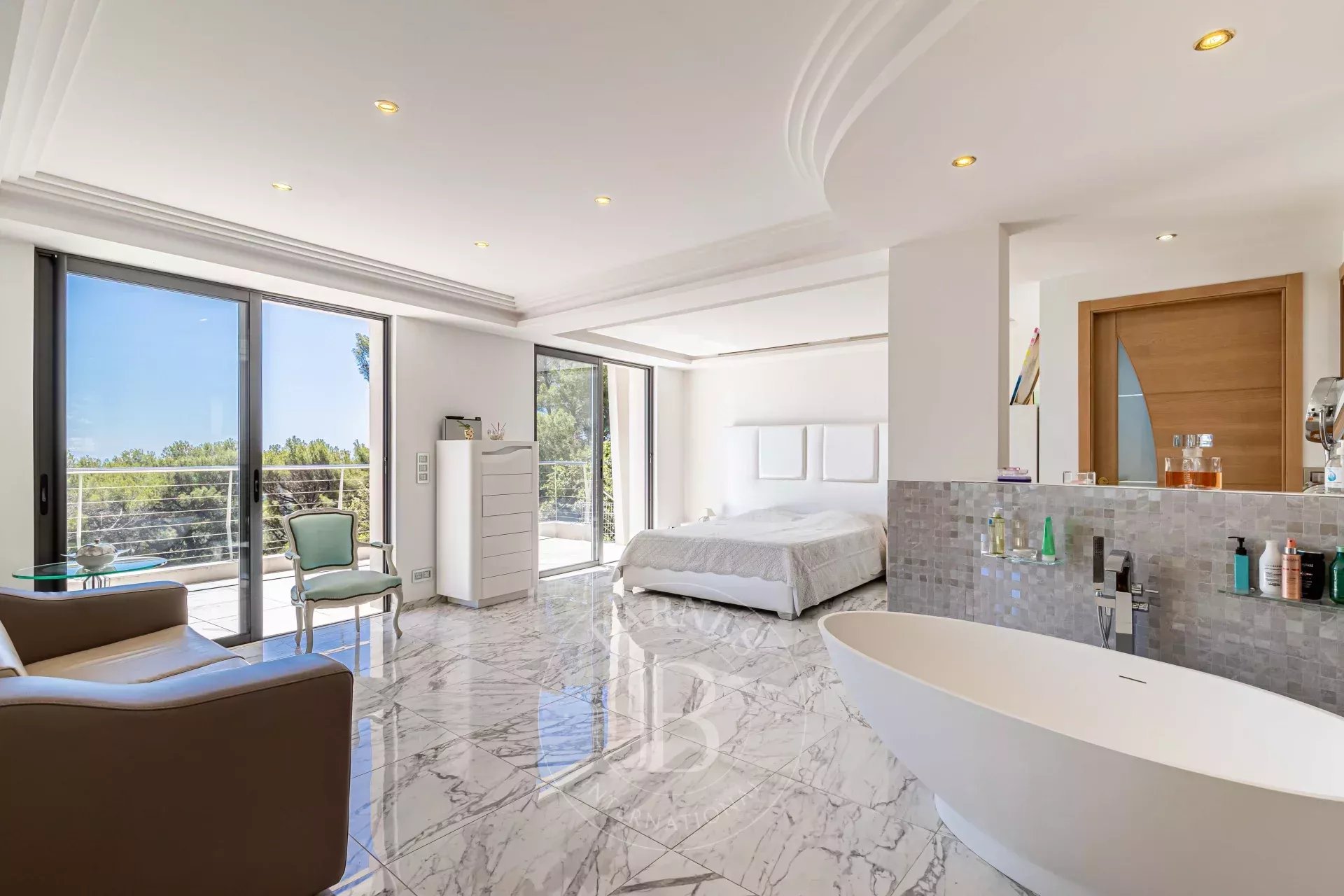 GOLFE JUAN - CALIFORNIAN VILLA - PANORAMIC SEA VIEW - picture 7