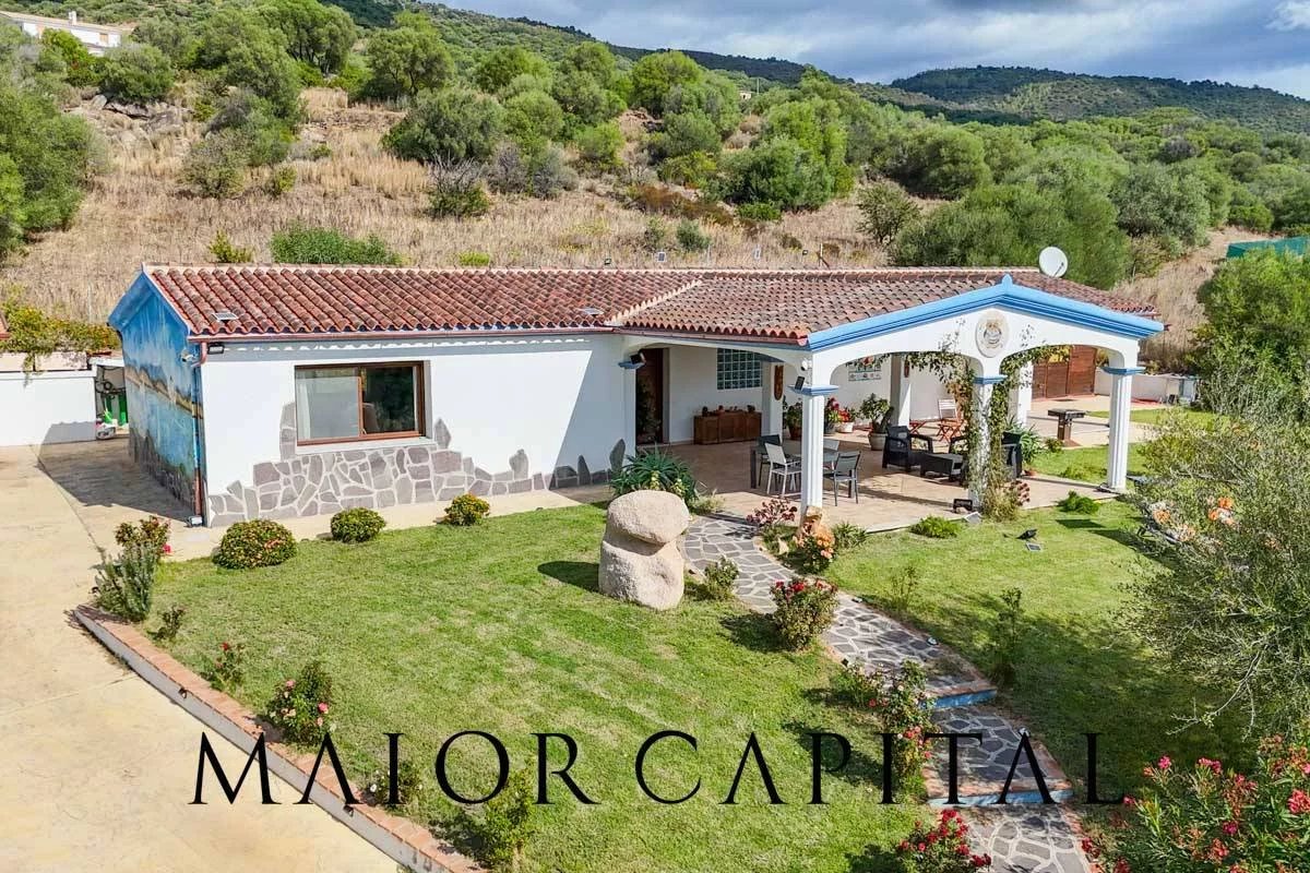 Torpè | Loc. Cuccu Ezzu | Villa indipendente con giardino e vista sulle colline