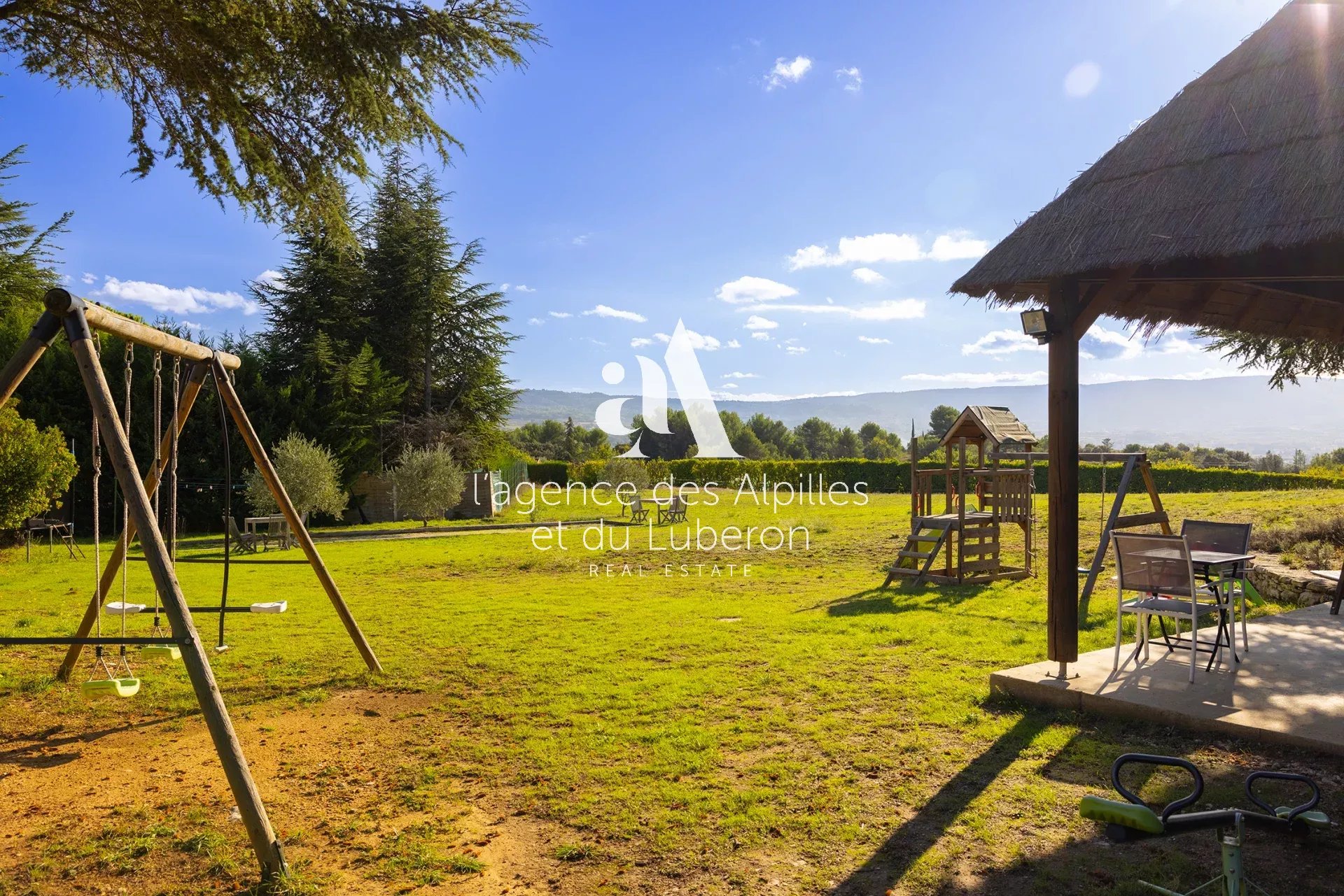 GARGAS - PROPRIETÉ AVEC VUES PISCINE ET TERRAIN