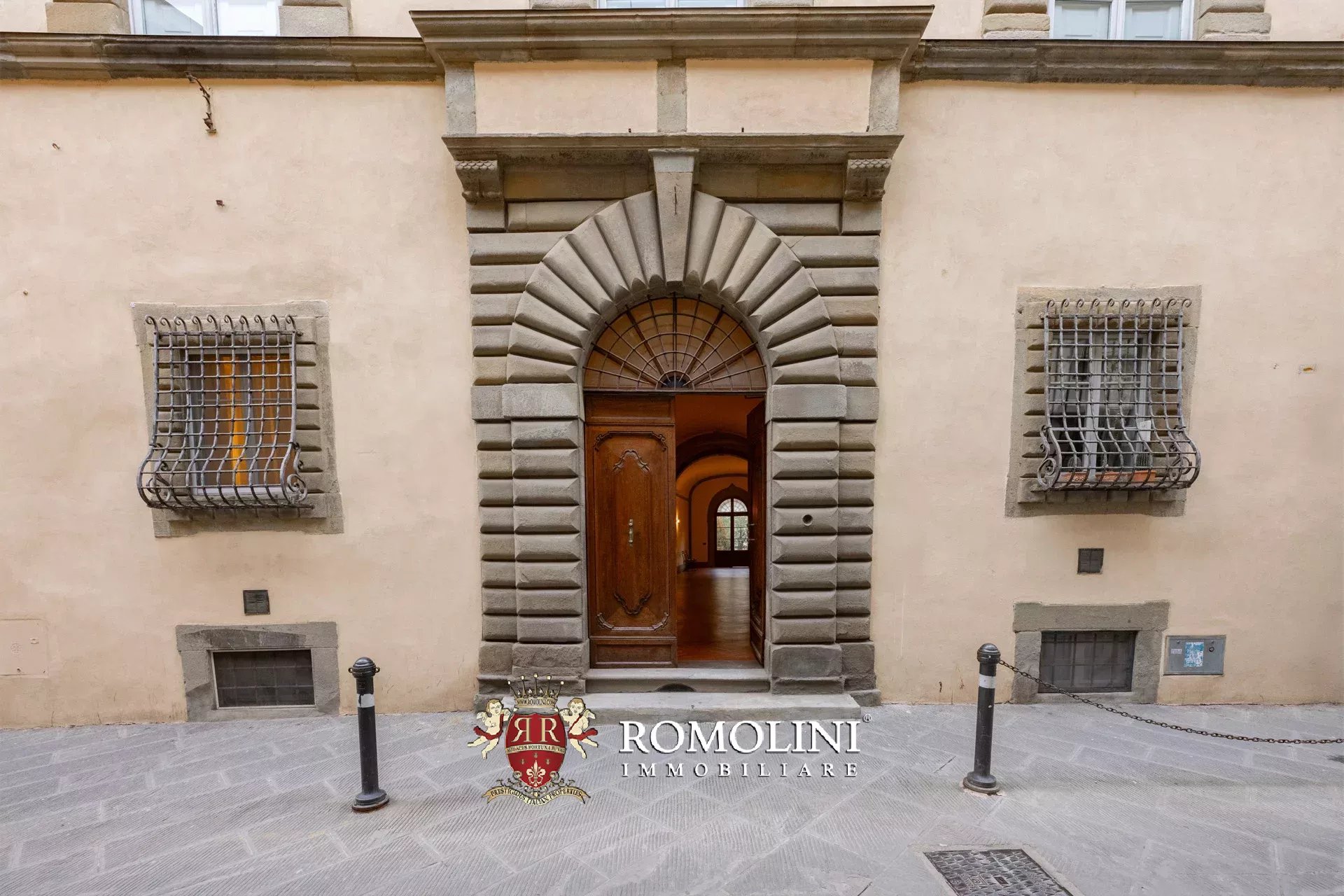 COZY 60-SQM PENTHOUSE FOR SALE IN THE HISTORICAL CENTER OF AREZZO