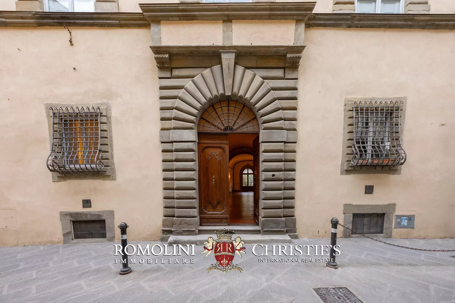 COZY 60-SQM PENTHOUSE FOR SALE IN THE HISTORICAL CENTER OF AREZZO