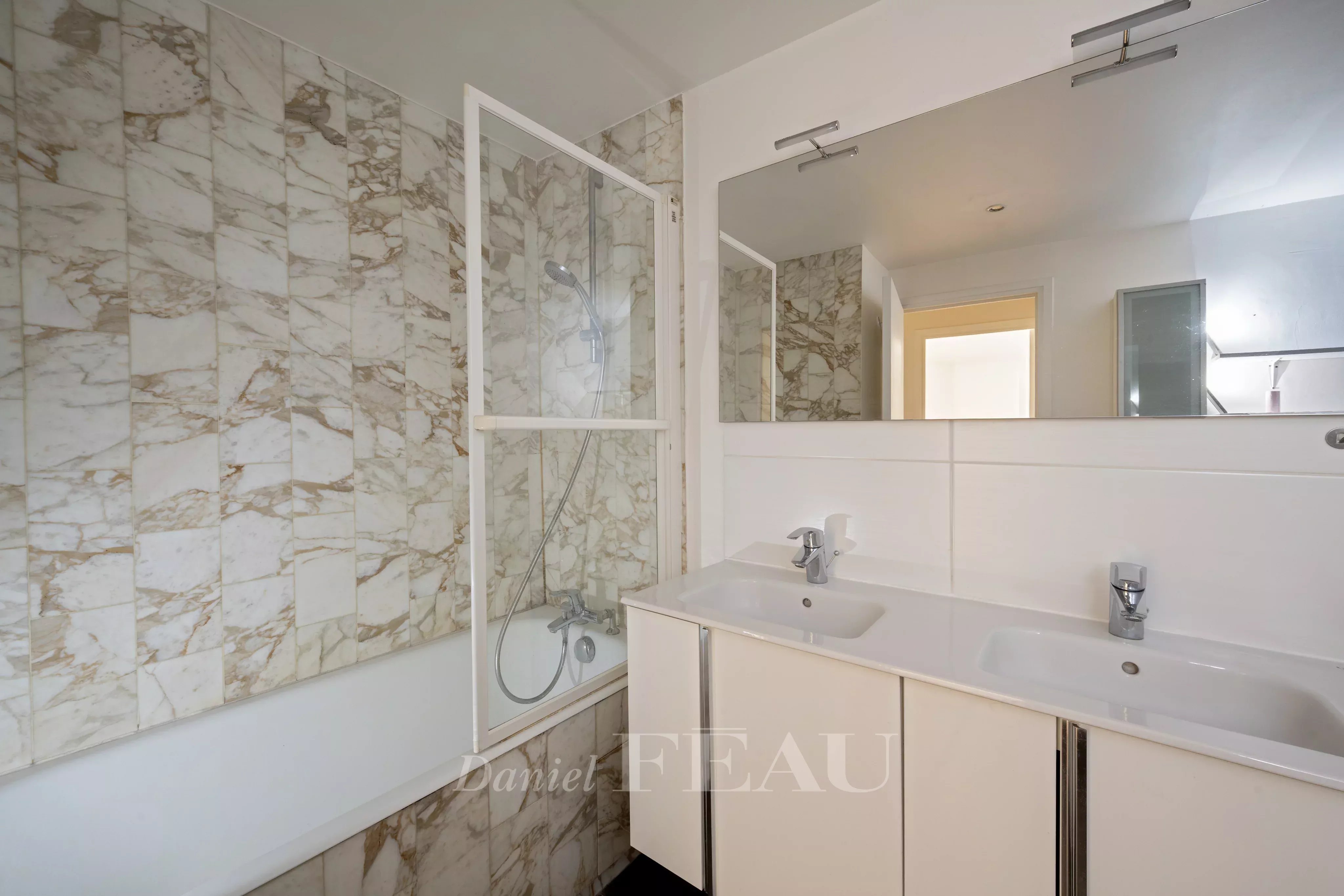 Sale Apartment Paris 4th