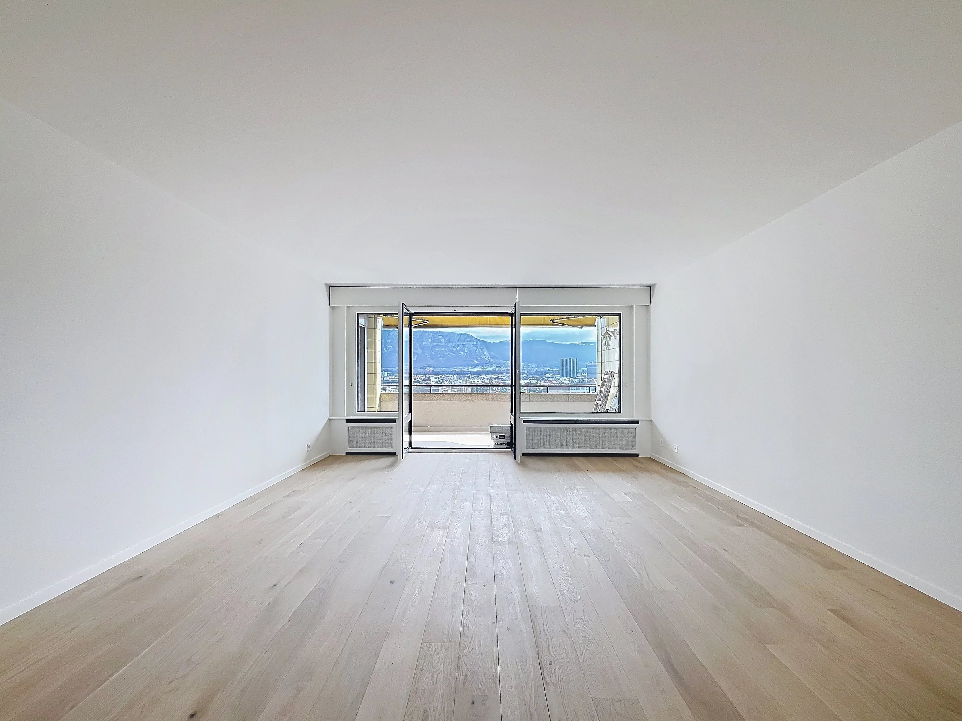 Renoviert – Genfer Wohnung mit Blick auf die Rade, die Kathedrale und den Jet d’Eau.