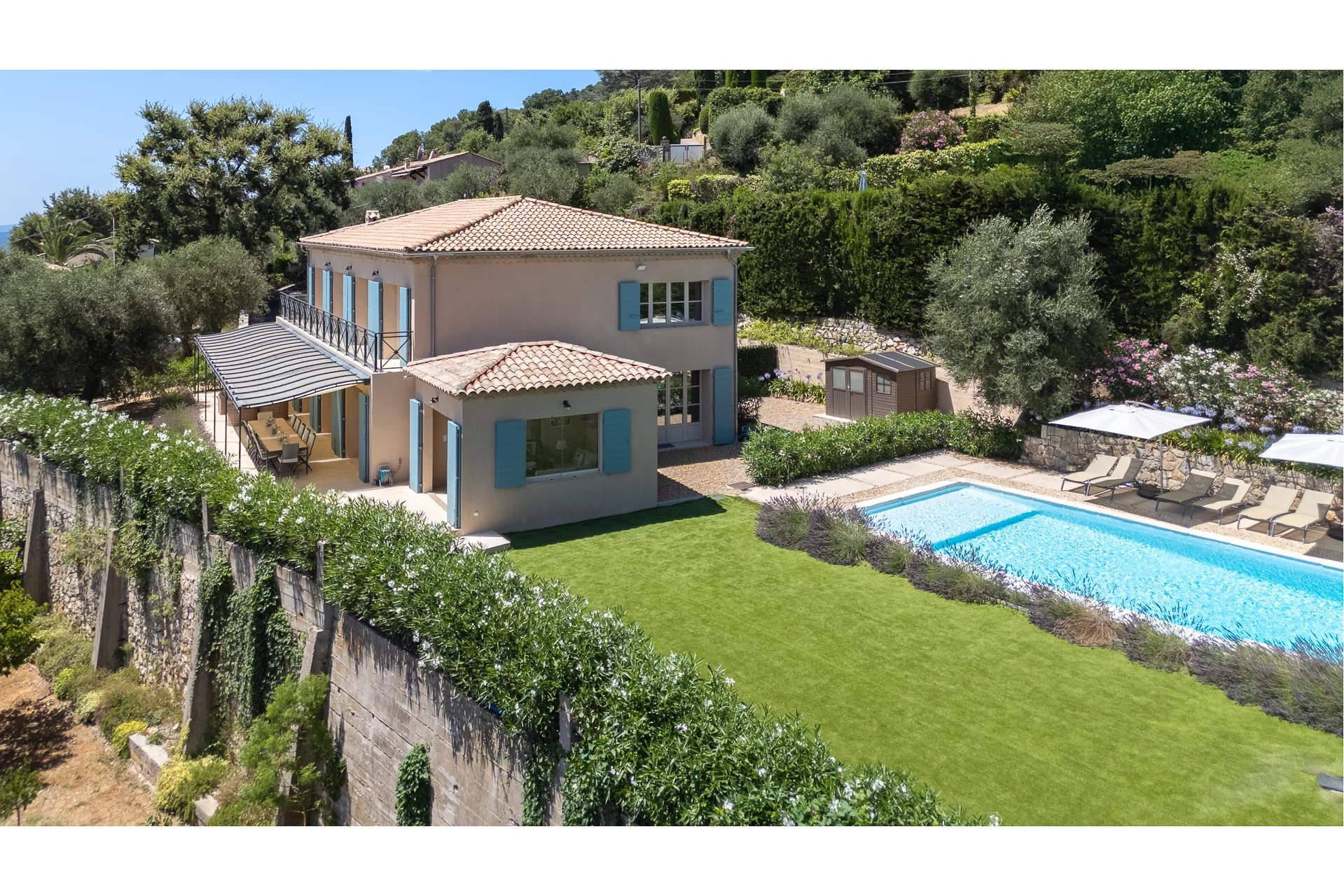 Villa familiale avec vue panoramique dans un domaine résidentiel