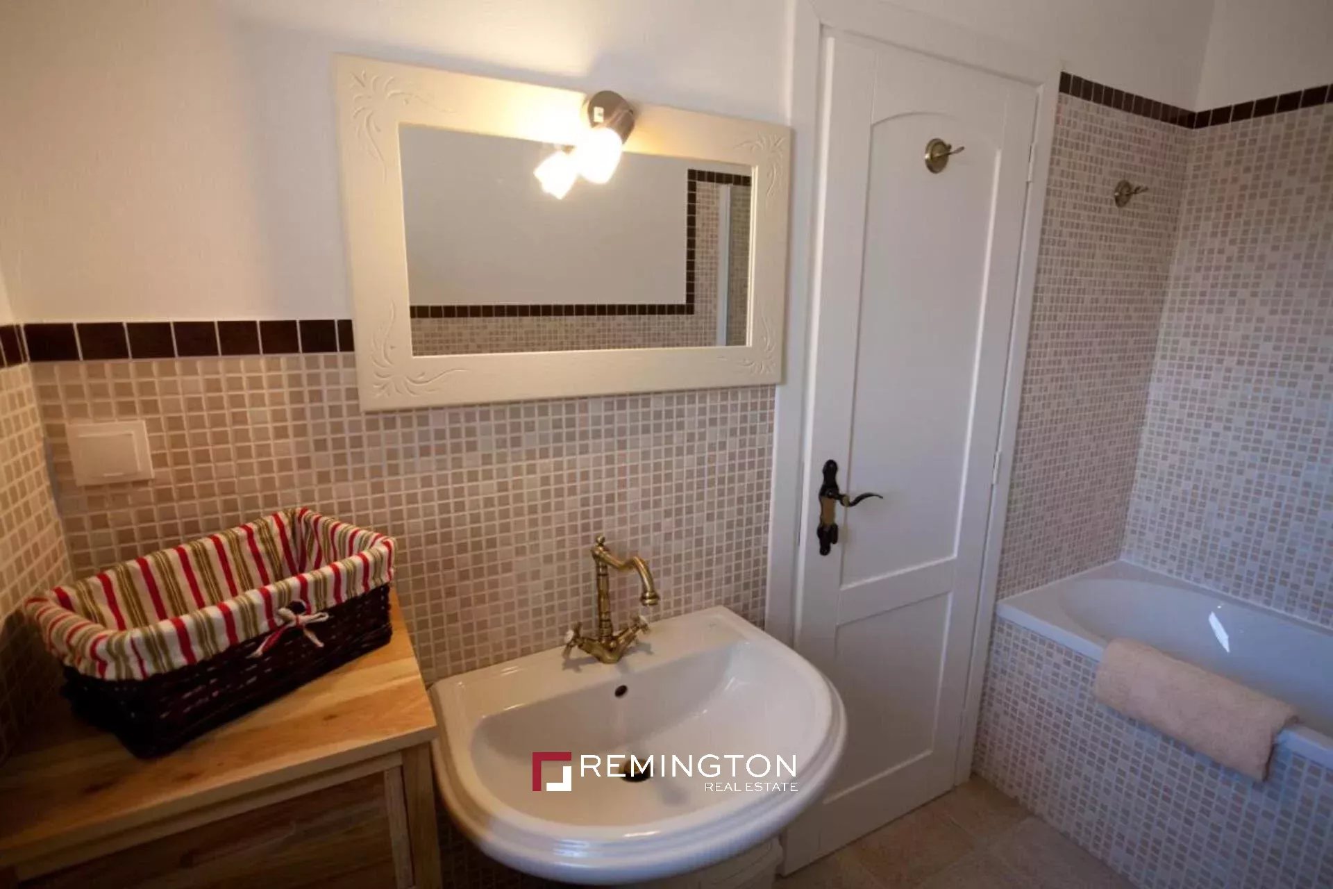6 Bedroom Villa/Townhouse's Image 6
