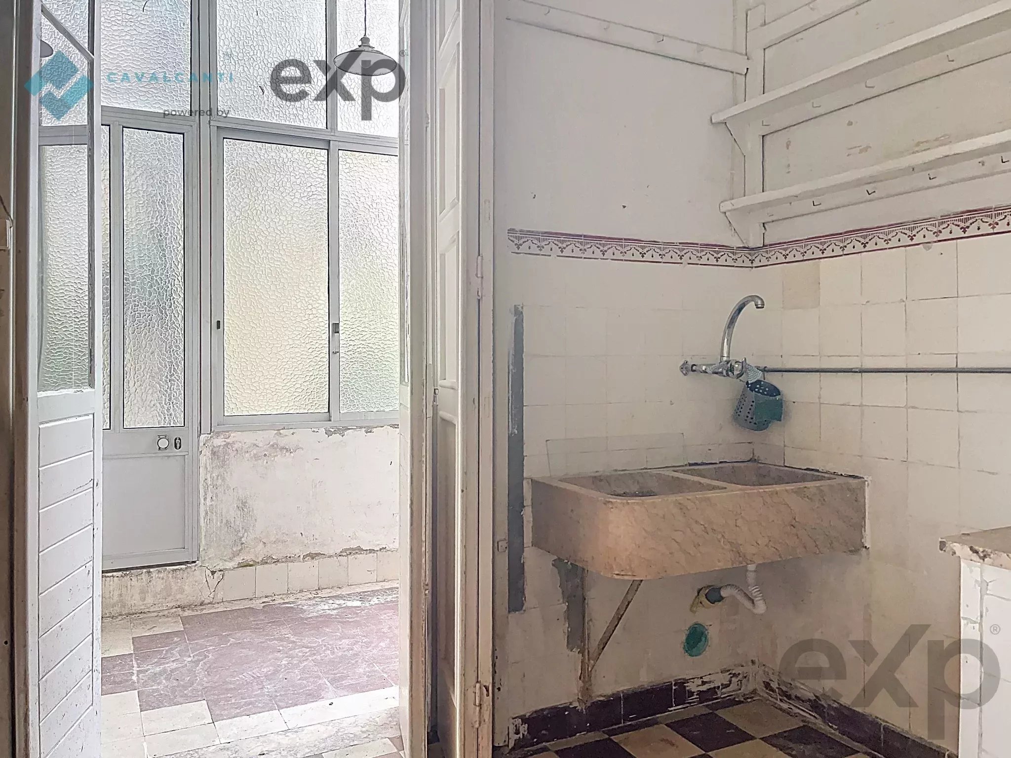 3-bedroom with charm and patio for renovation – Lisbon 86916807 image 35