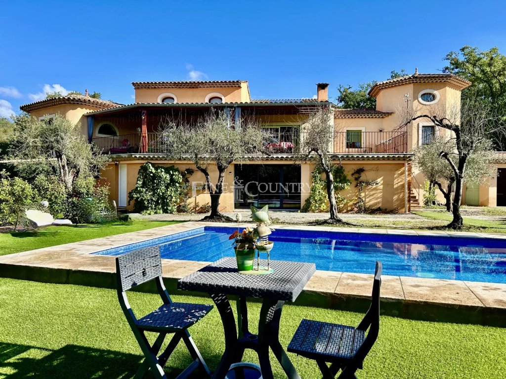 Villa for sale in Saint Cezaire sur Siagne — Villa for sale in Saint Cezaire sur Siagne with swimming pool