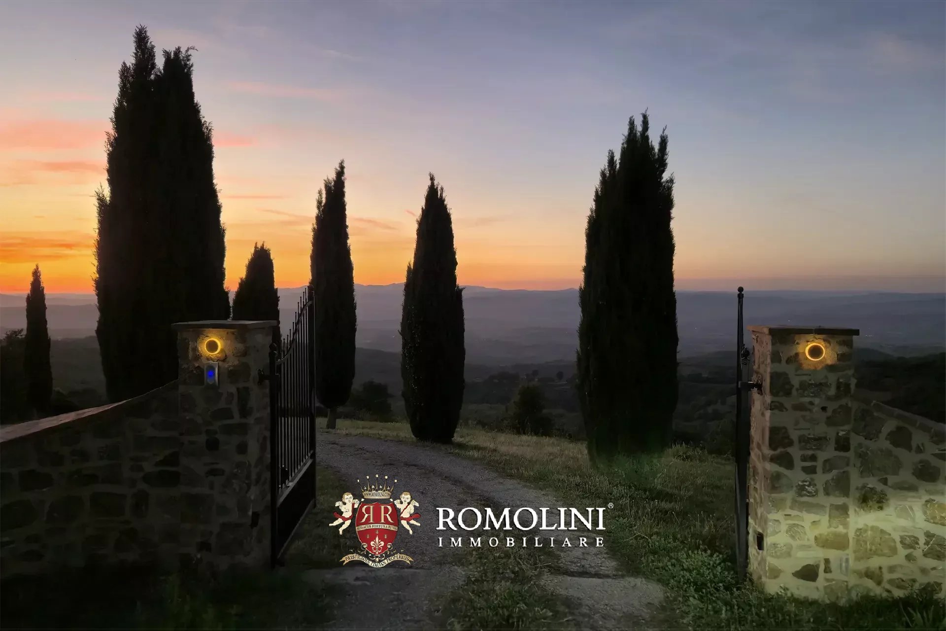 RUSTIC FARMHOUSE WITH POOL FOR SALE IN MOUNT AMIATA, MAREMMA