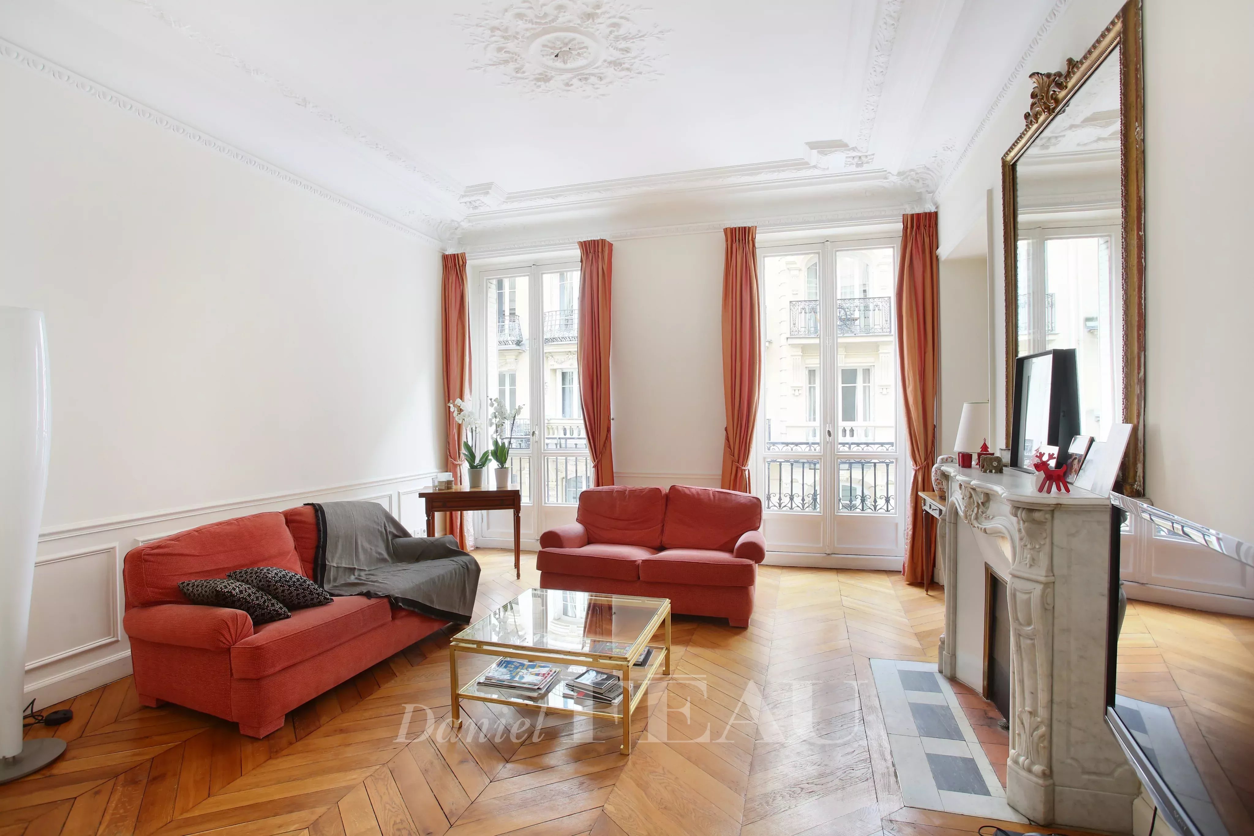 Séjour, parquet, moulures, cheminée