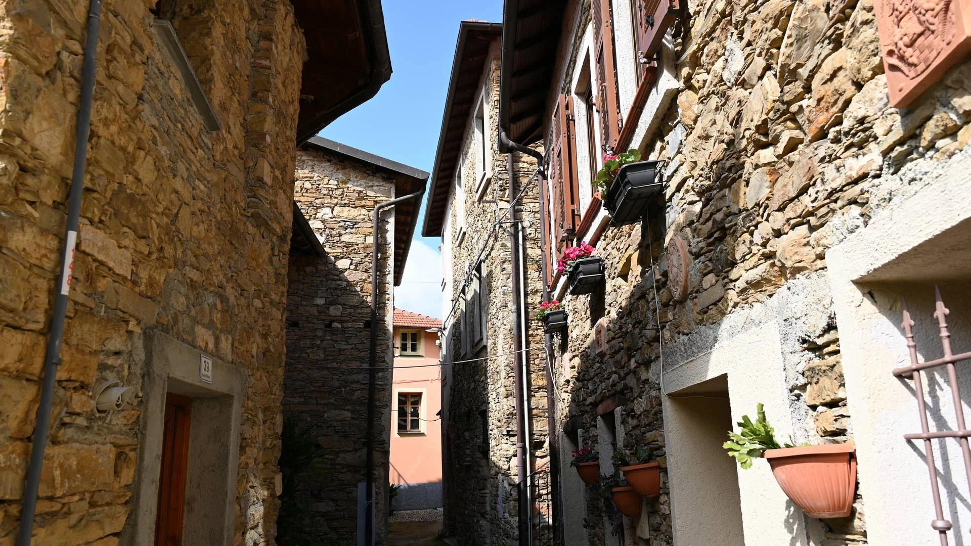 Rifugio in pietra calda con comfort moderni