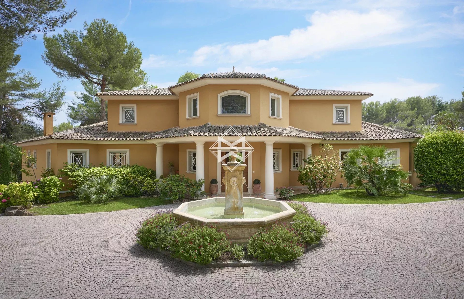 06250 MOUGINS VILLA