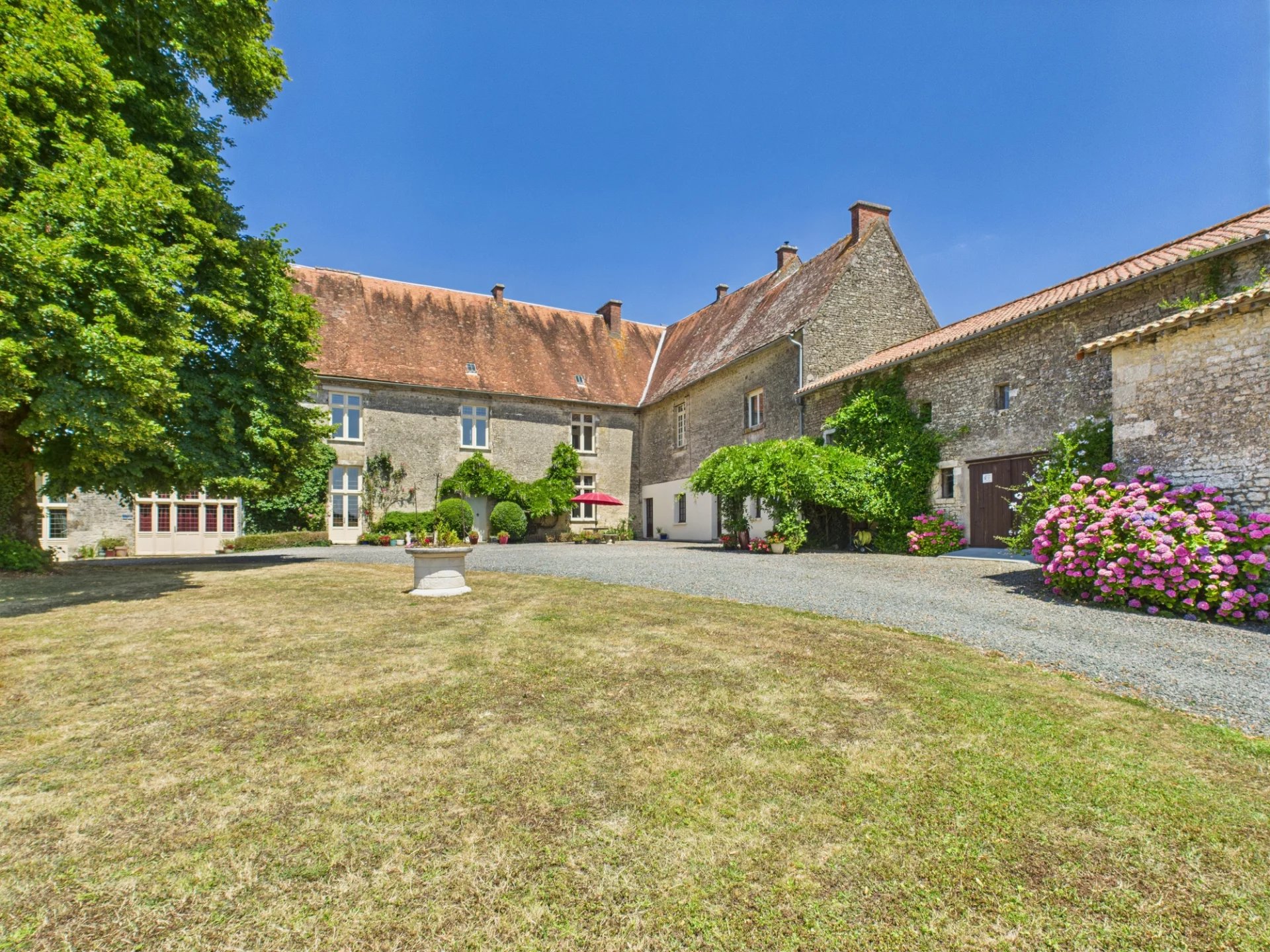 Belle demeure ancienne avec maison d'amis et 4 hectares