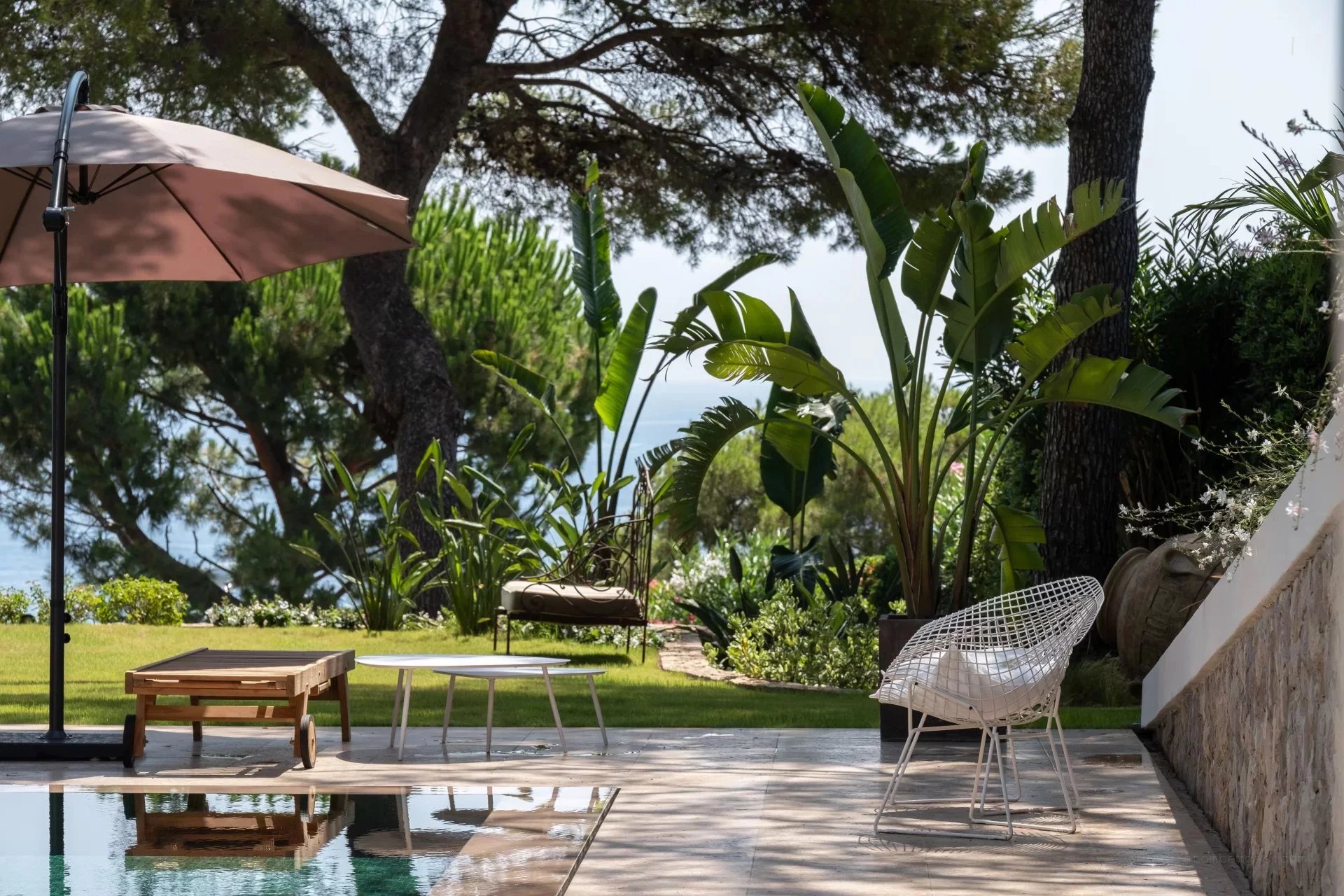 Villa provençale en deuxième ligne avec jardins plats, piscine chauffée et vue sur la mer