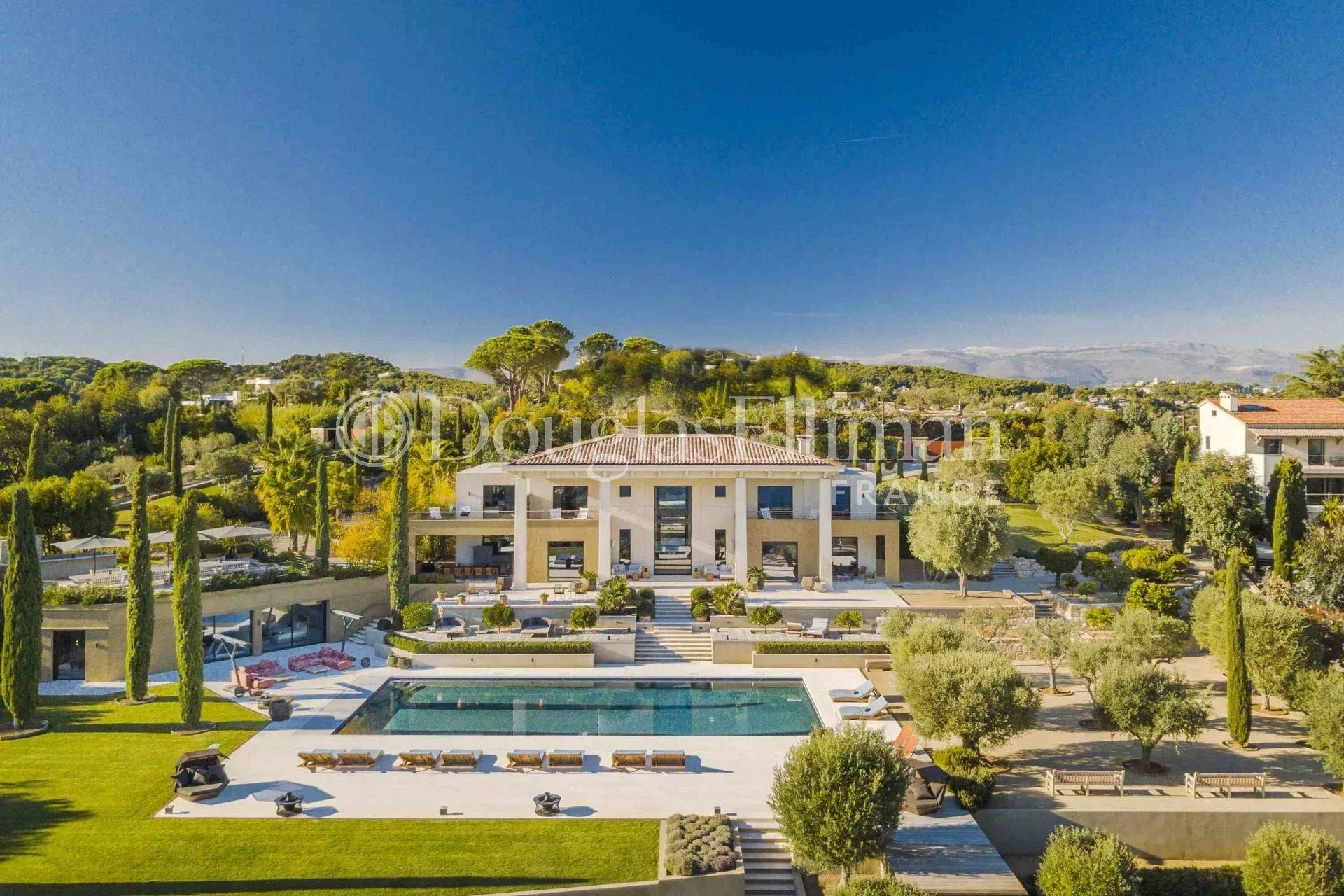 SUPER CANNES – A superb villa with swimming pool and sea view - Picture n°3