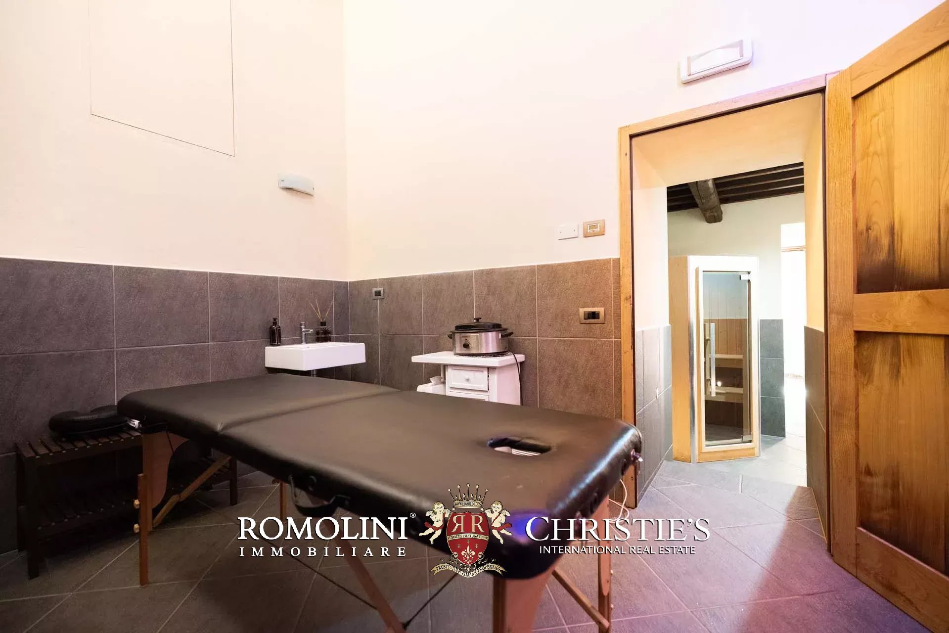 14 Bedroom Villa/Townhouse's Image 36