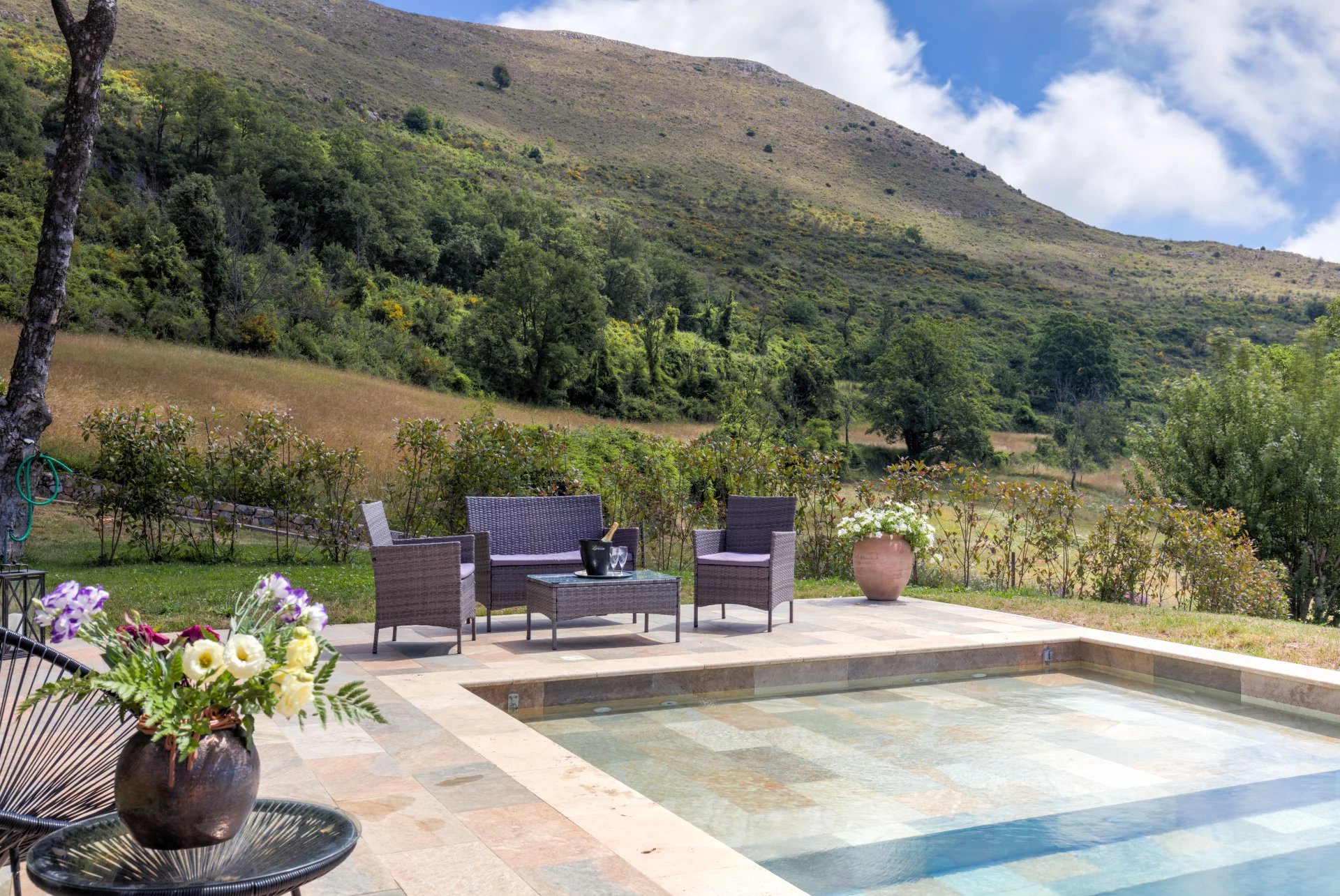 A charming period country house with panoramic sea view 10