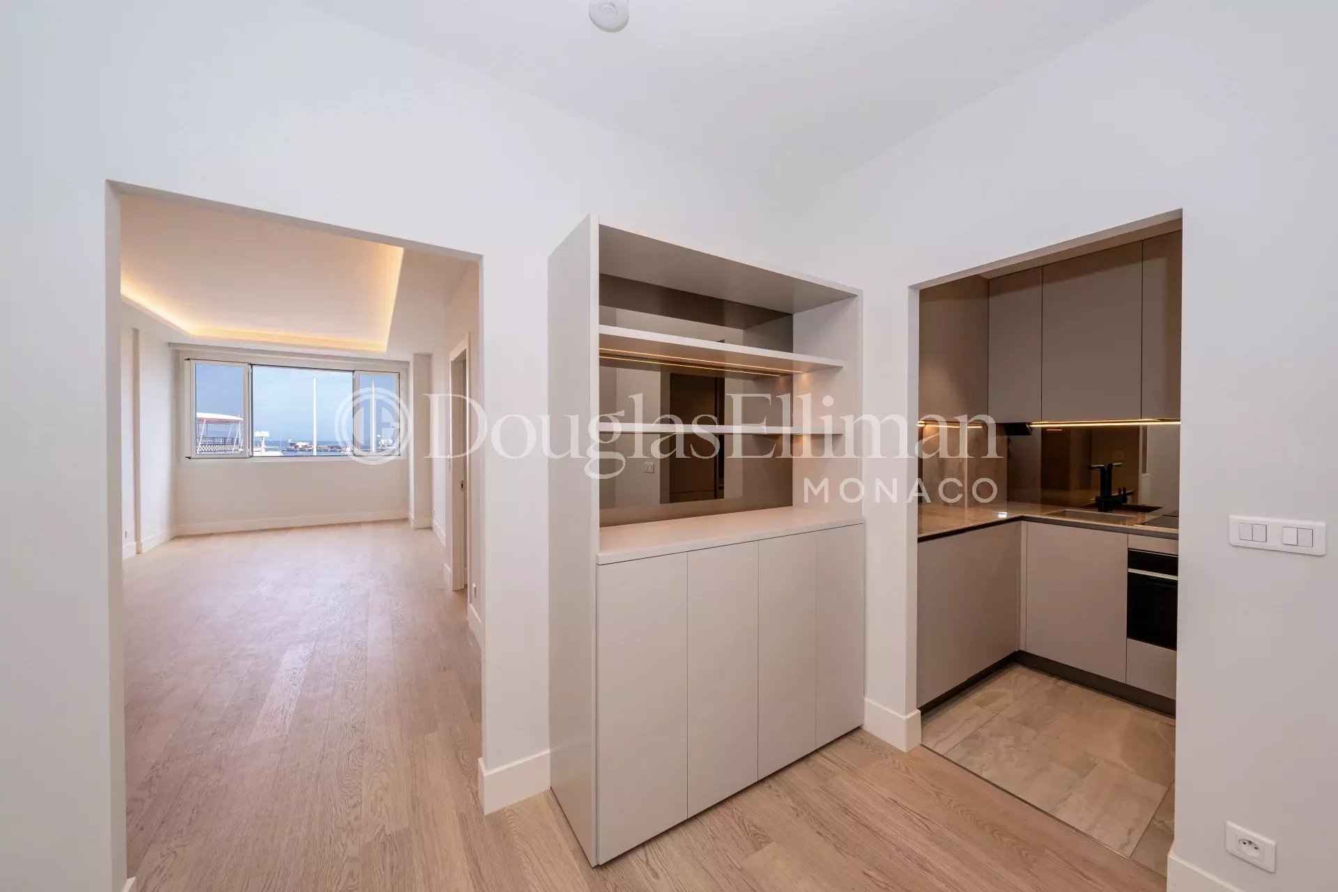 Monaco – Port – Fully renovated 2-room apartment - Picture n°2