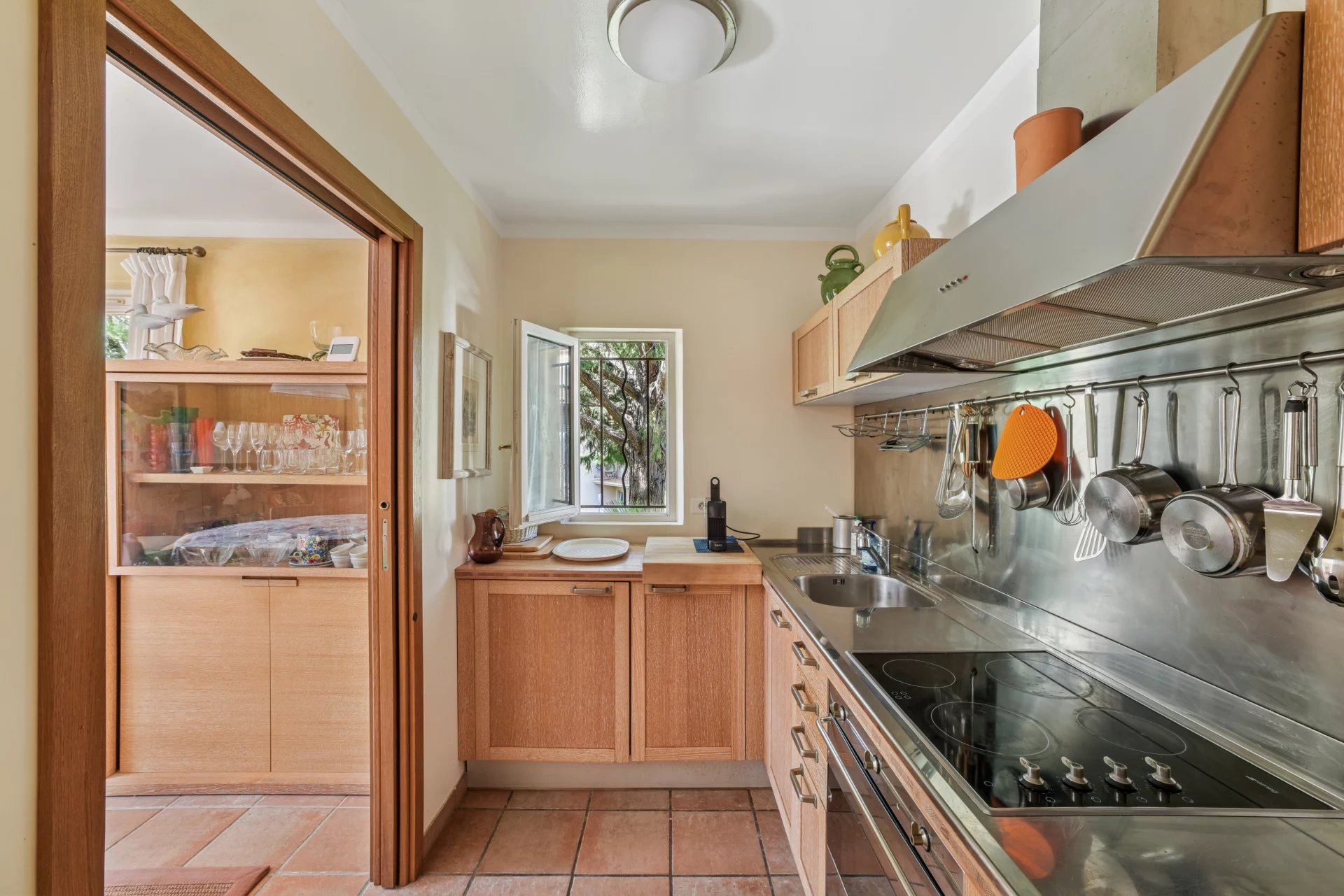 Central 3-bedroom apartment with three balconies