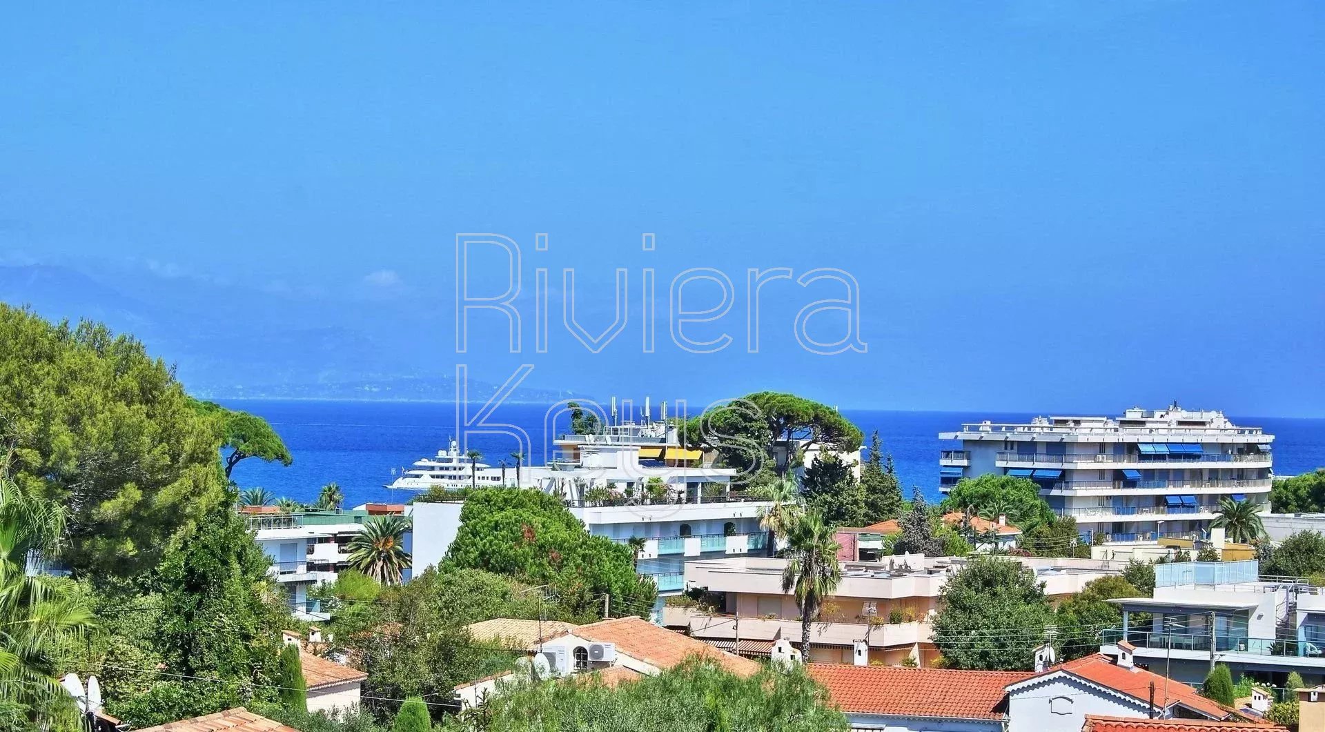 ANTIBES - Rostagne : Penthouse avec grande terrasse, vue mer, à pied du centre et des plages