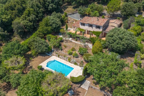 A prime location for this property, set in an elevated position with sea views — photo 1
