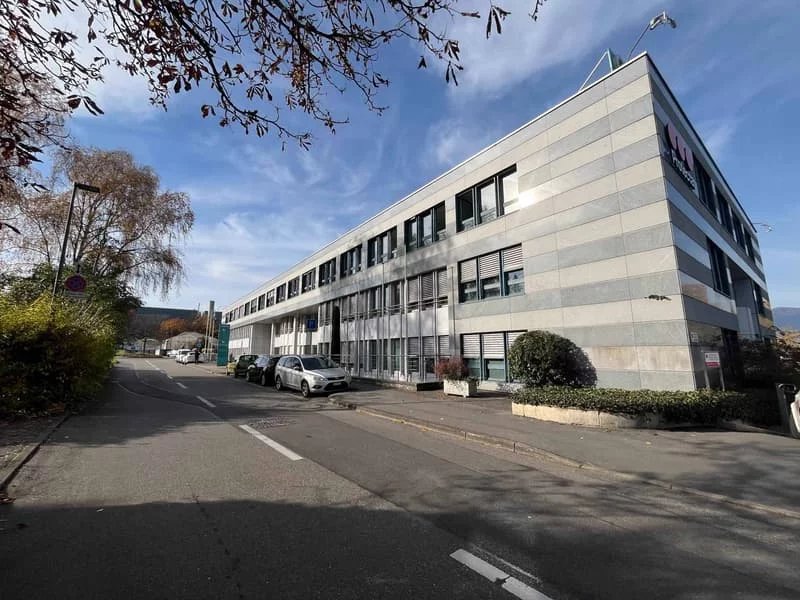 Bureaux aménagés à proximité de l'aéroport