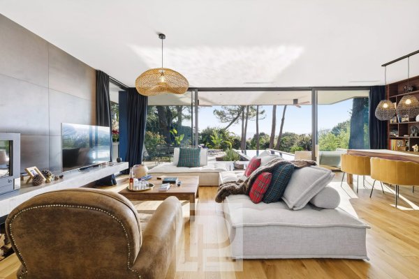 Elegant contemporary villa – Unobstructed view of the Estérel mountains and greenery — photo 2