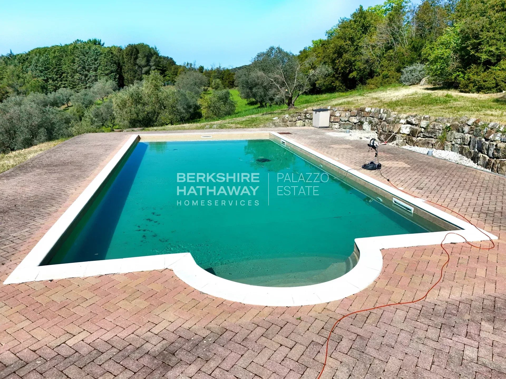 Elegante Villa d'Epoca con Vista Mare e Piscina a Riparbella
