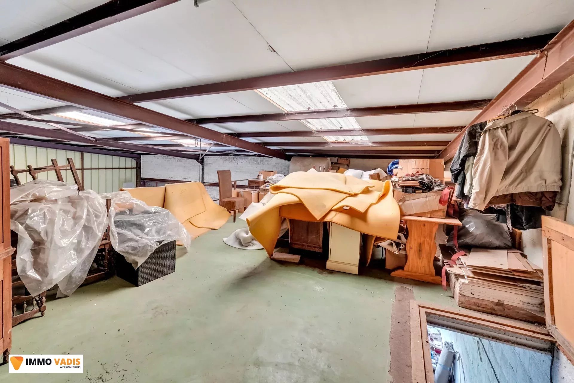 Te koop op lijfrente - Comfortabele villa met drie slaapkamers, twee garages en een magazijn.