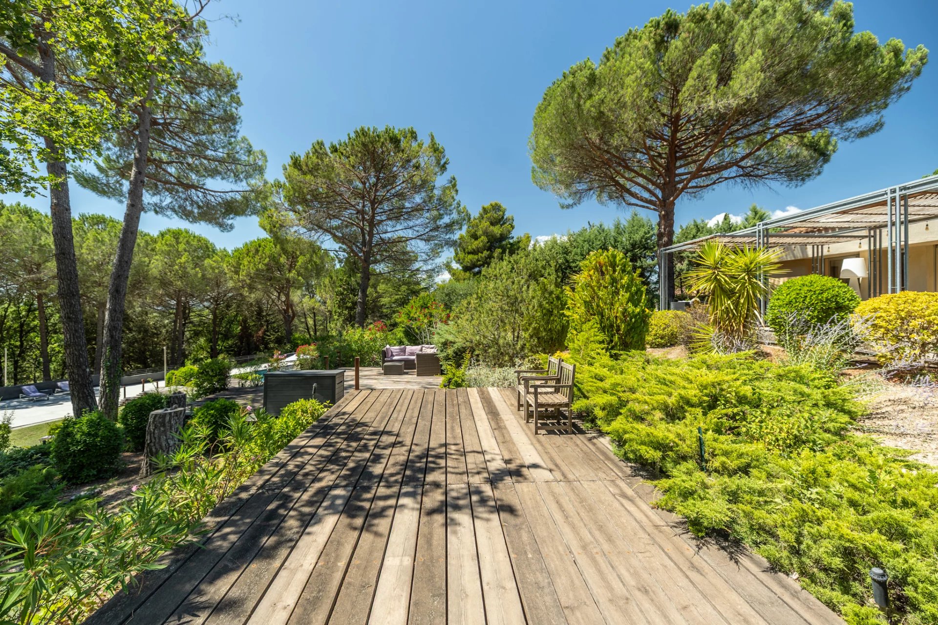 Architect-designed villa in the heart of nature