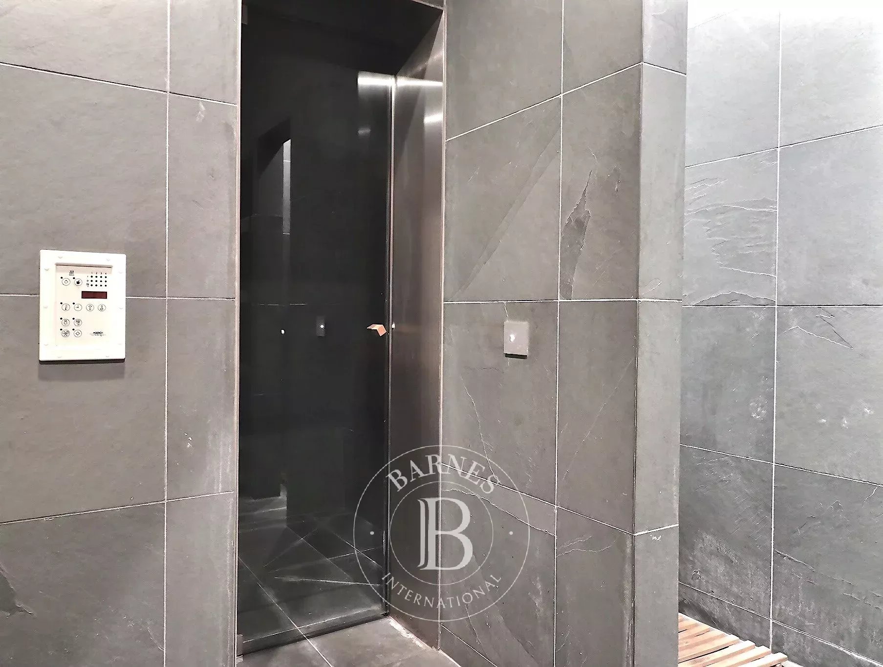 Châtelain - Town house of +/- 450m2 with 6bed + swimming pool