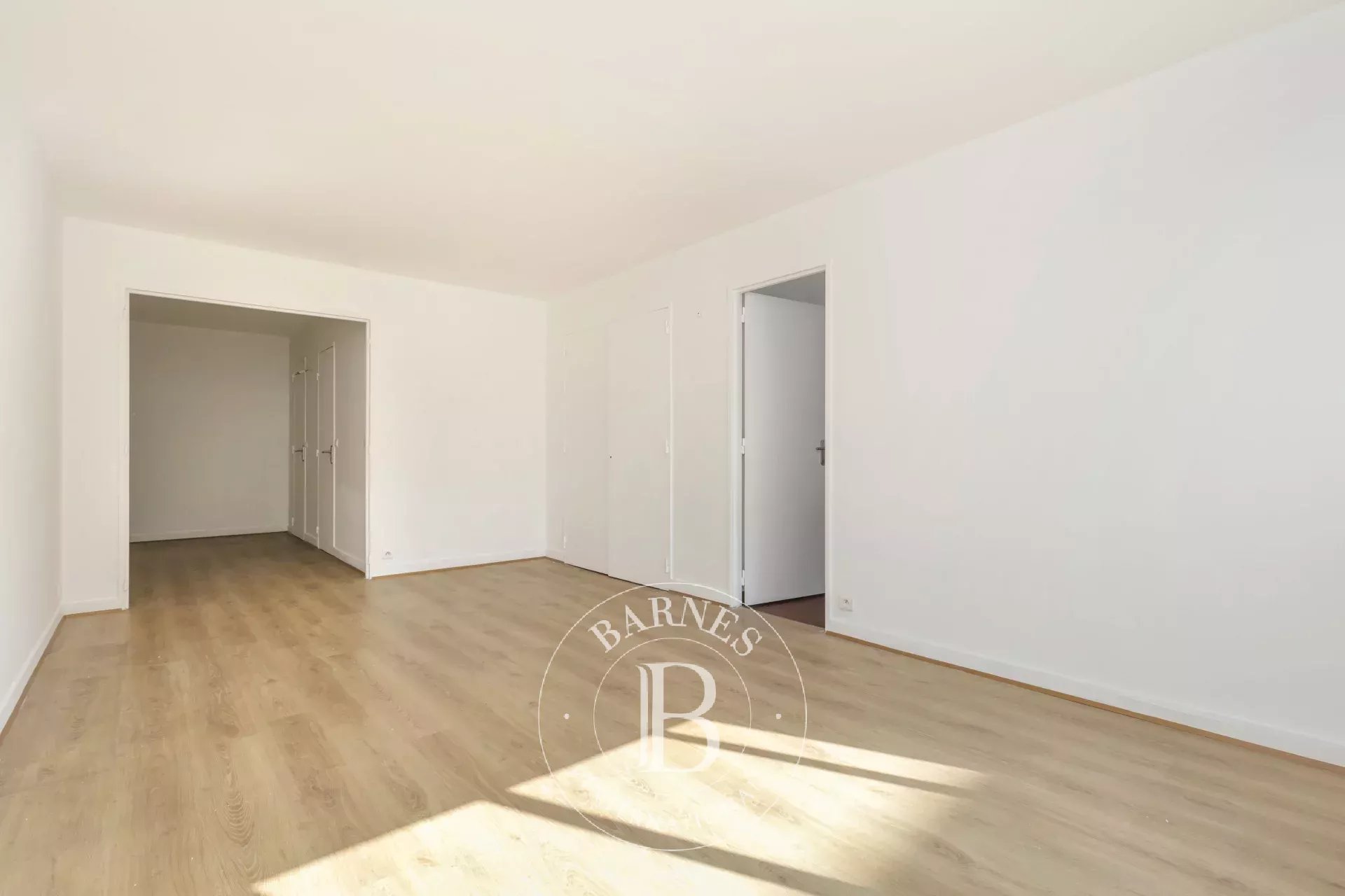 Exclusive - Neuilly-Town Hall - Large studio - Bright - Quiet - Close to the shops and public transport services