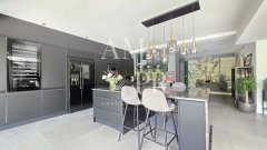 Elegant Contemporary Townhouse - Tropical inspiration — photo 6 of 7