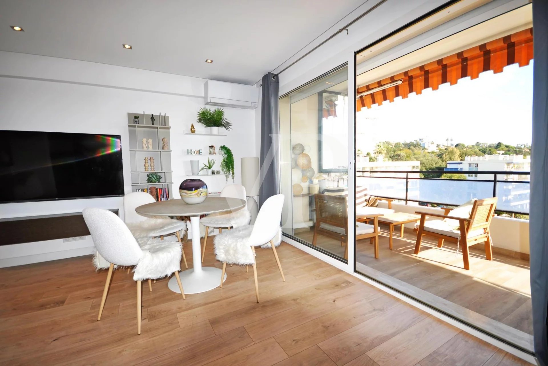 SEA VIEW APARTMENT BETWEEN TOWN AND POINTE CROISETT