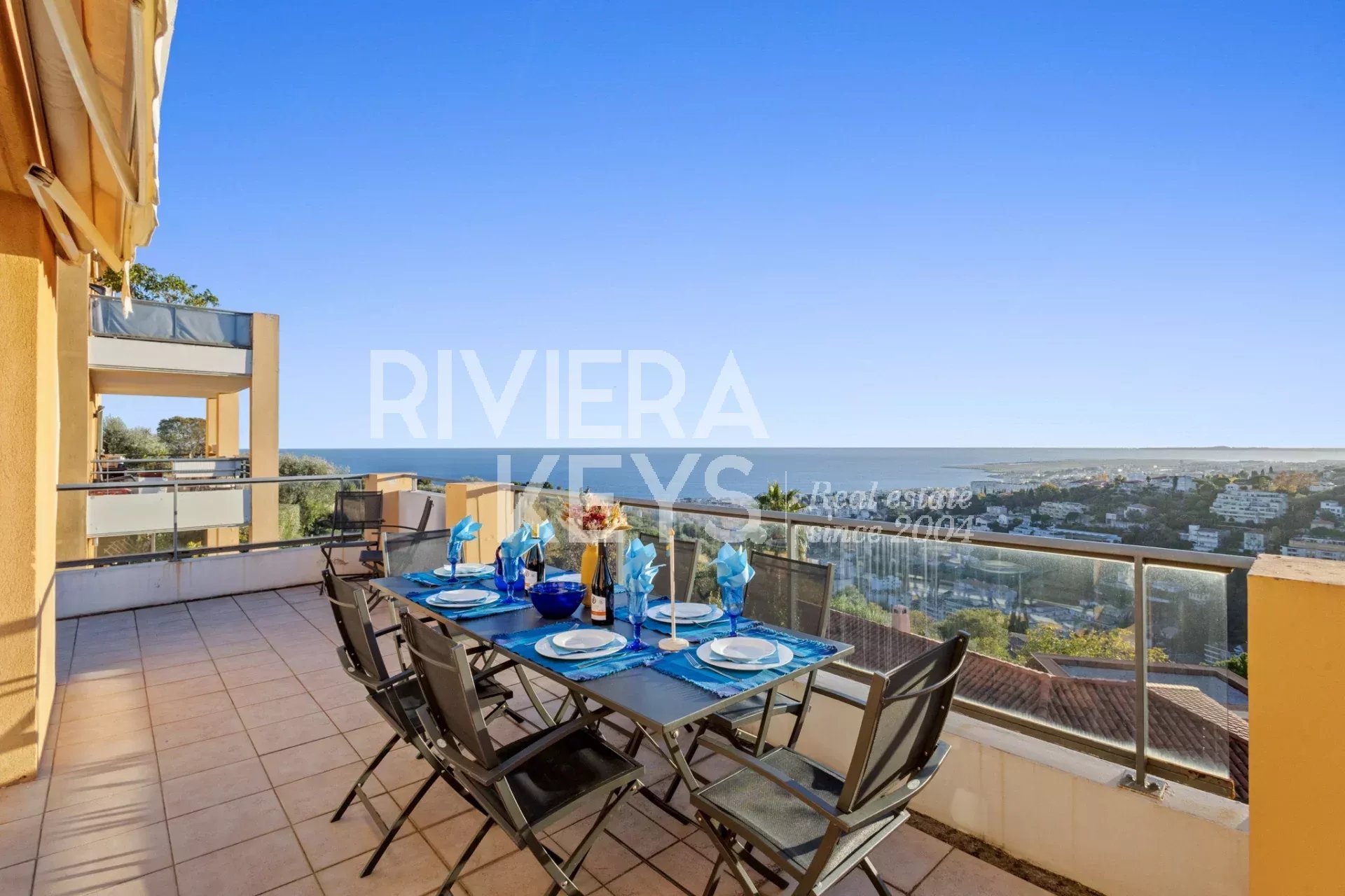 NIZZA – Magnan: Wunderschöne 3-Zimmer-Wohnung im obersten Stockwerk, Panorama-Meerblick und 30 m² Terrasse