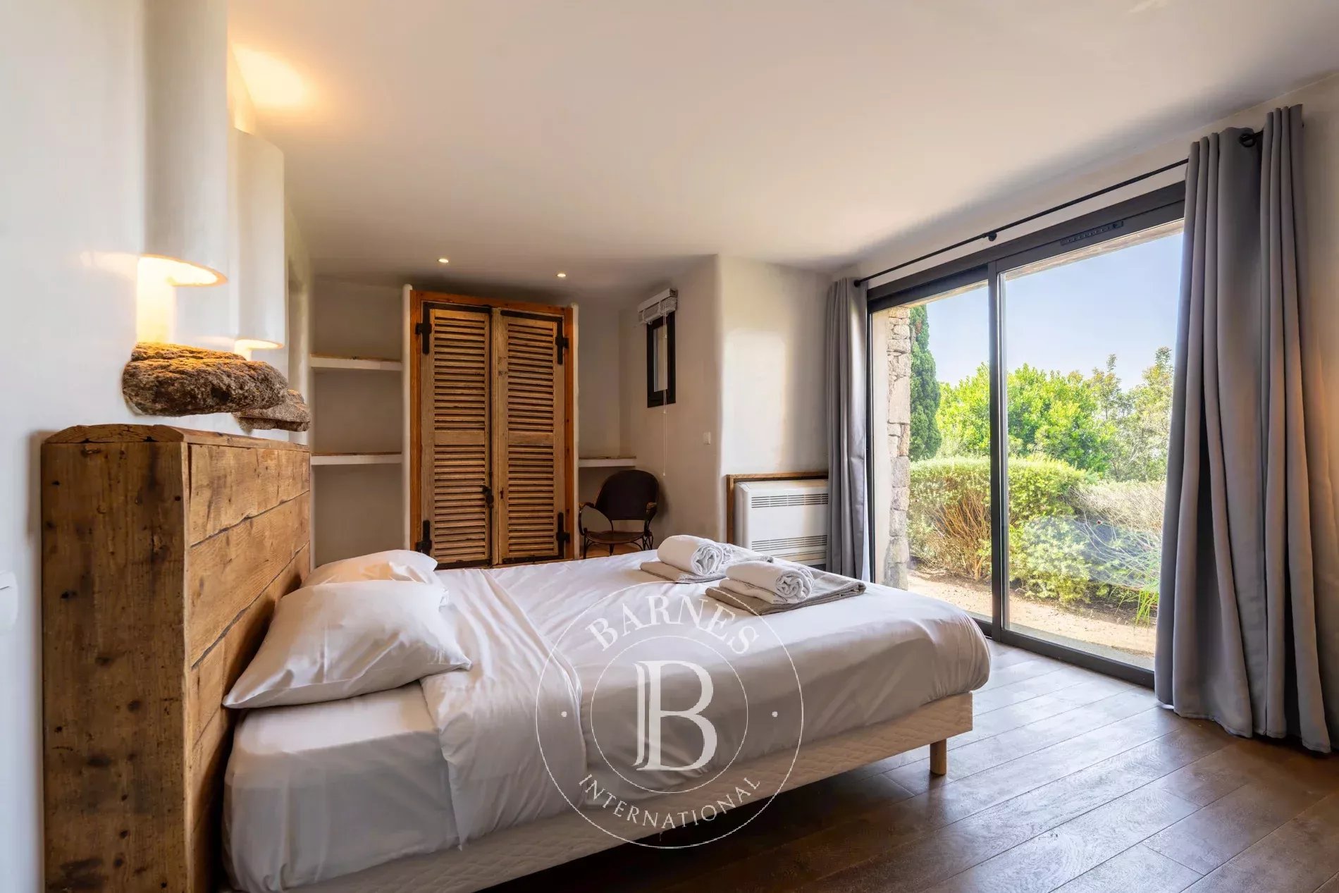 Exclusive listing – Bonifacio. Architect-designed villa in the style of a bergerie, featuring 4 bedrooms, a swimming pool, sea and mountain views, and close proximity to the beach. - picture 22 title=