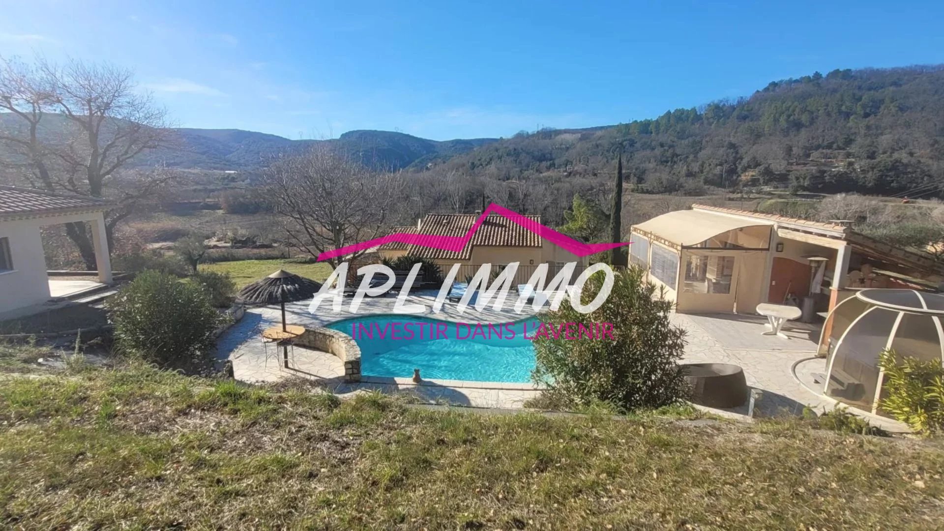 Grande maison avec piscine creusée 